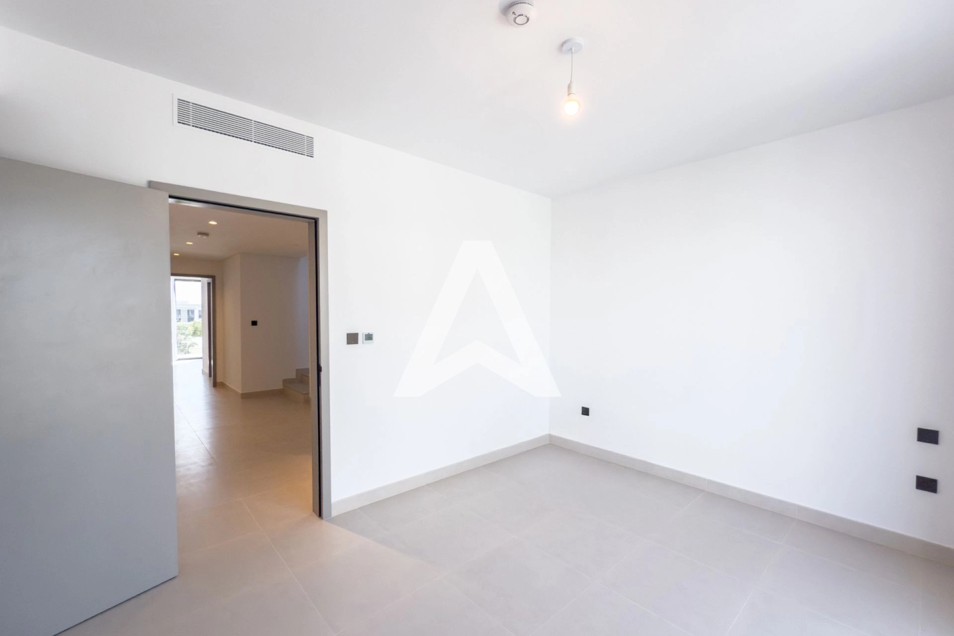 Displayed image from the thumbnail slider