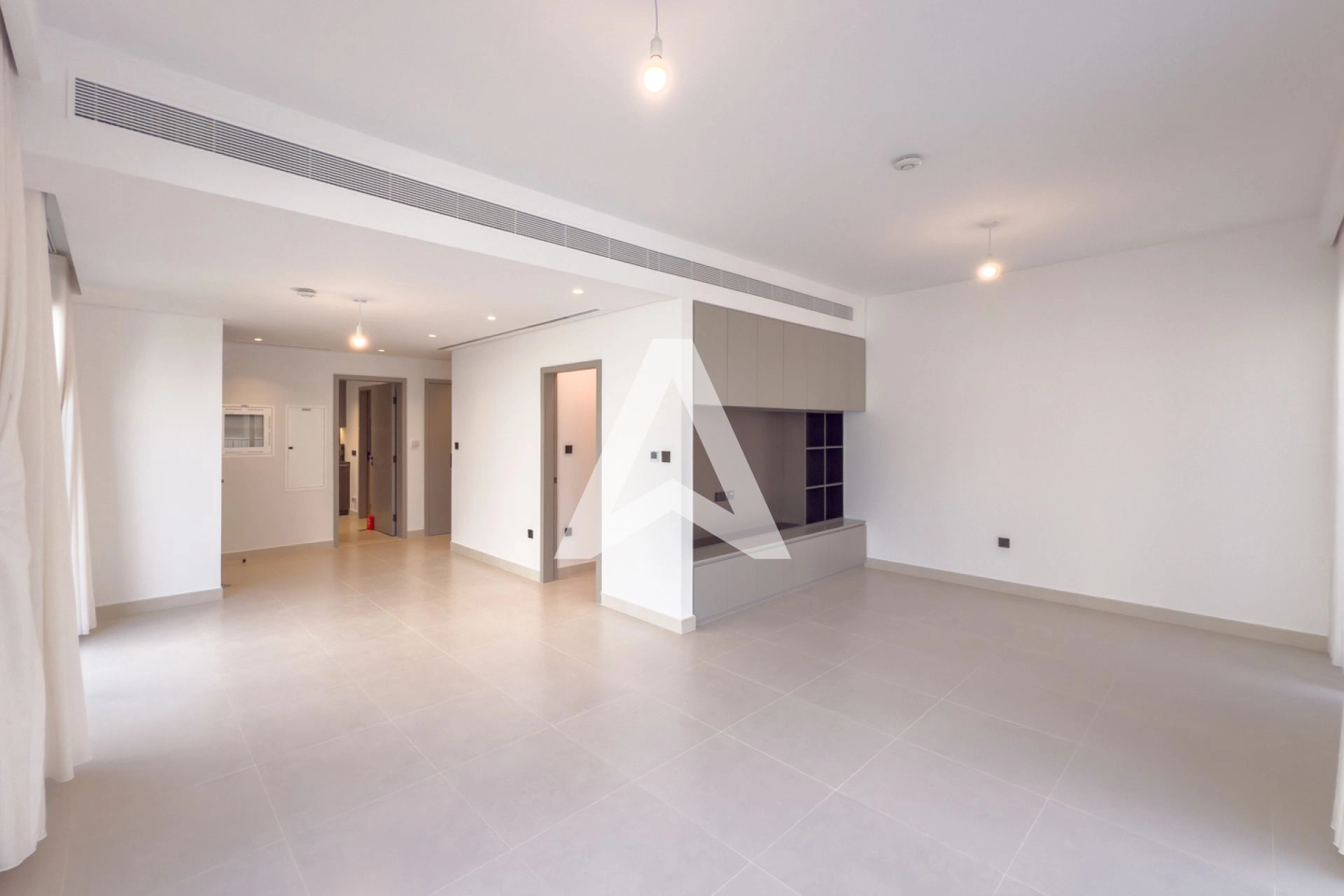 Displayed image from the thumbnail slider