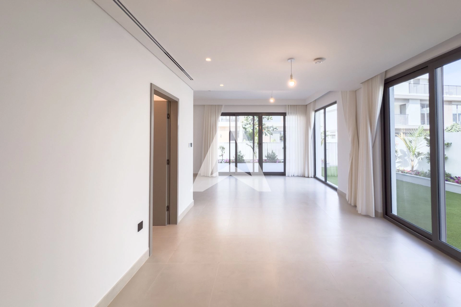 Displayed image from the thumbnail slider