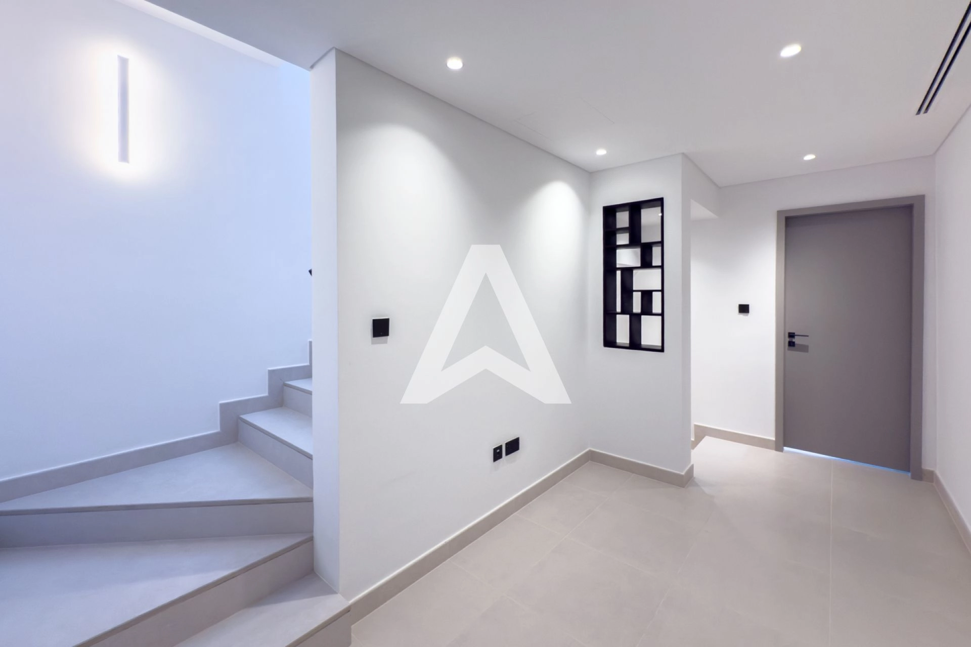 Displayed image from the thumbnail slider