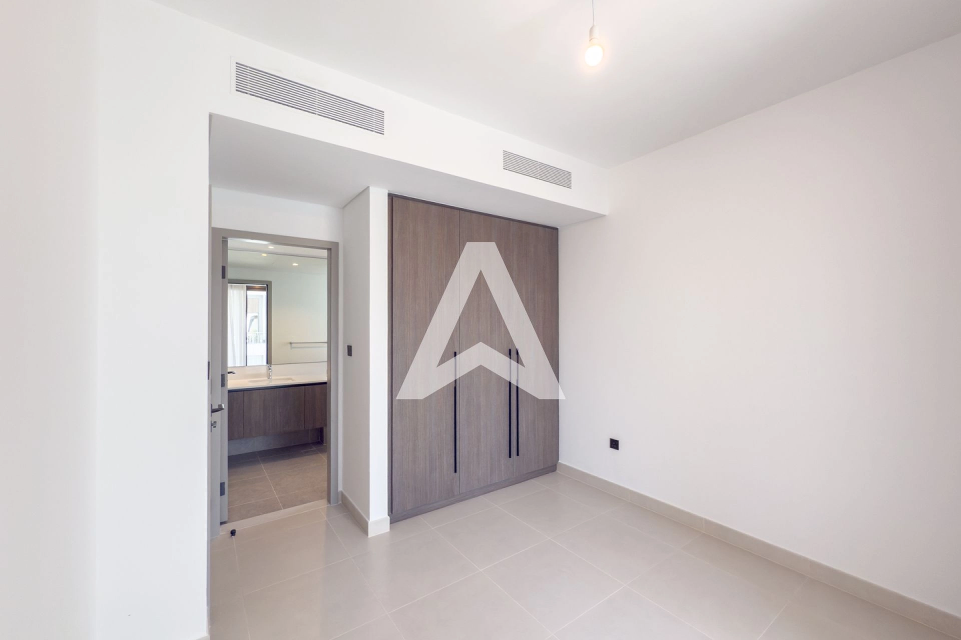 Displayed image from the thumbnail slider