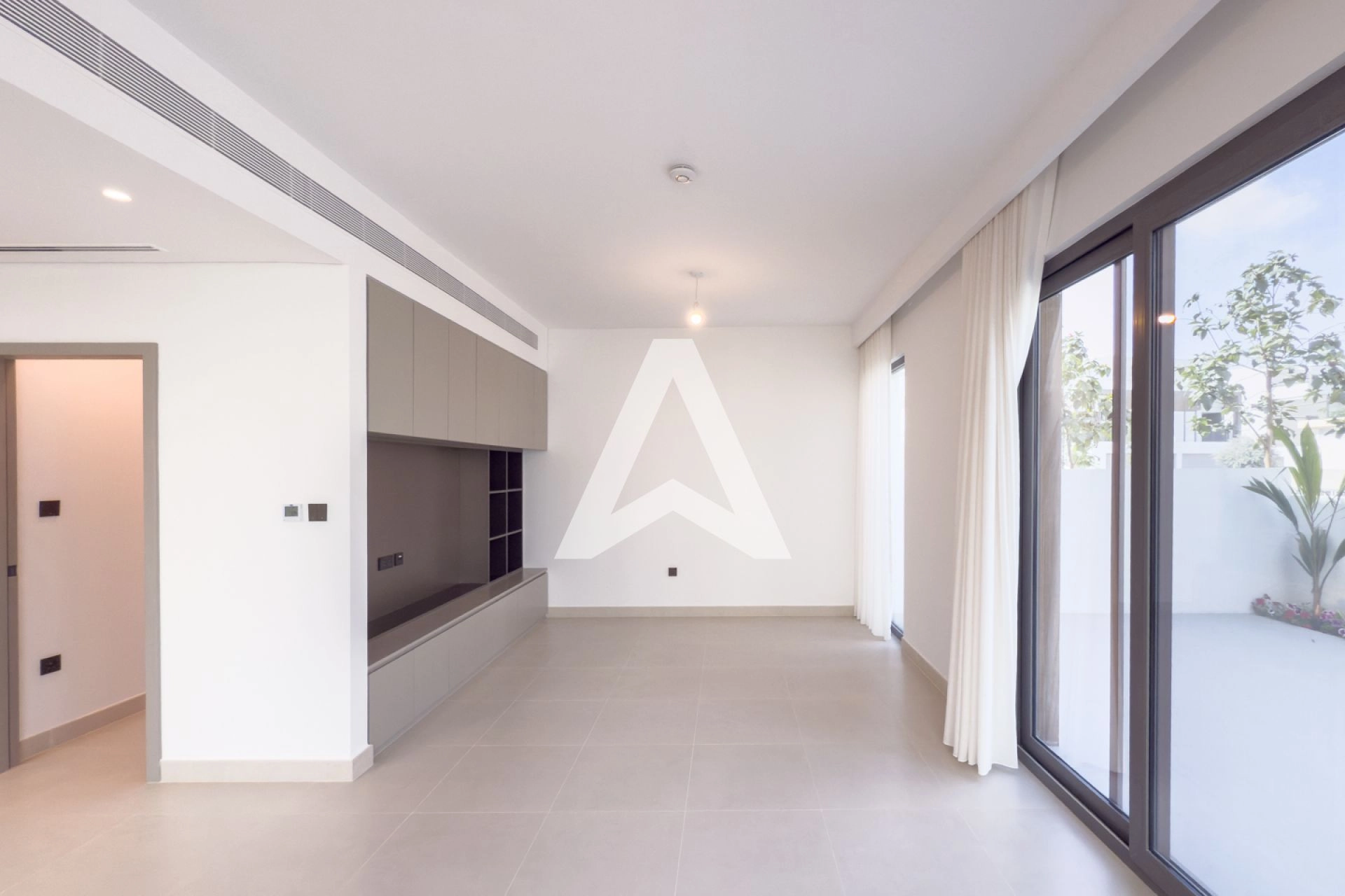 Displayed image from the thumbnail slider