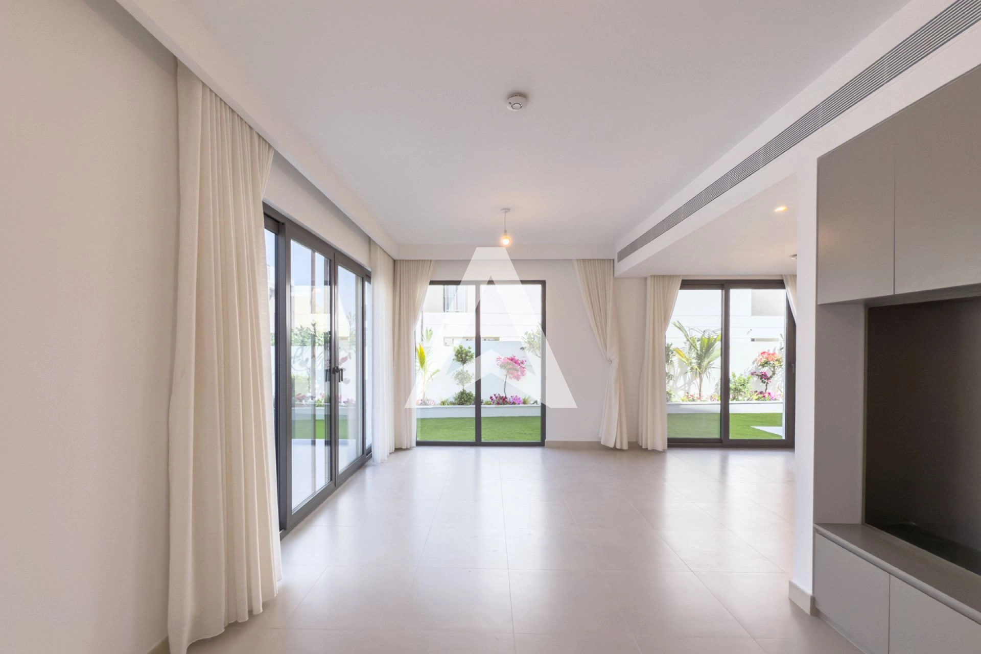 Displayed image from the thumbnail slider