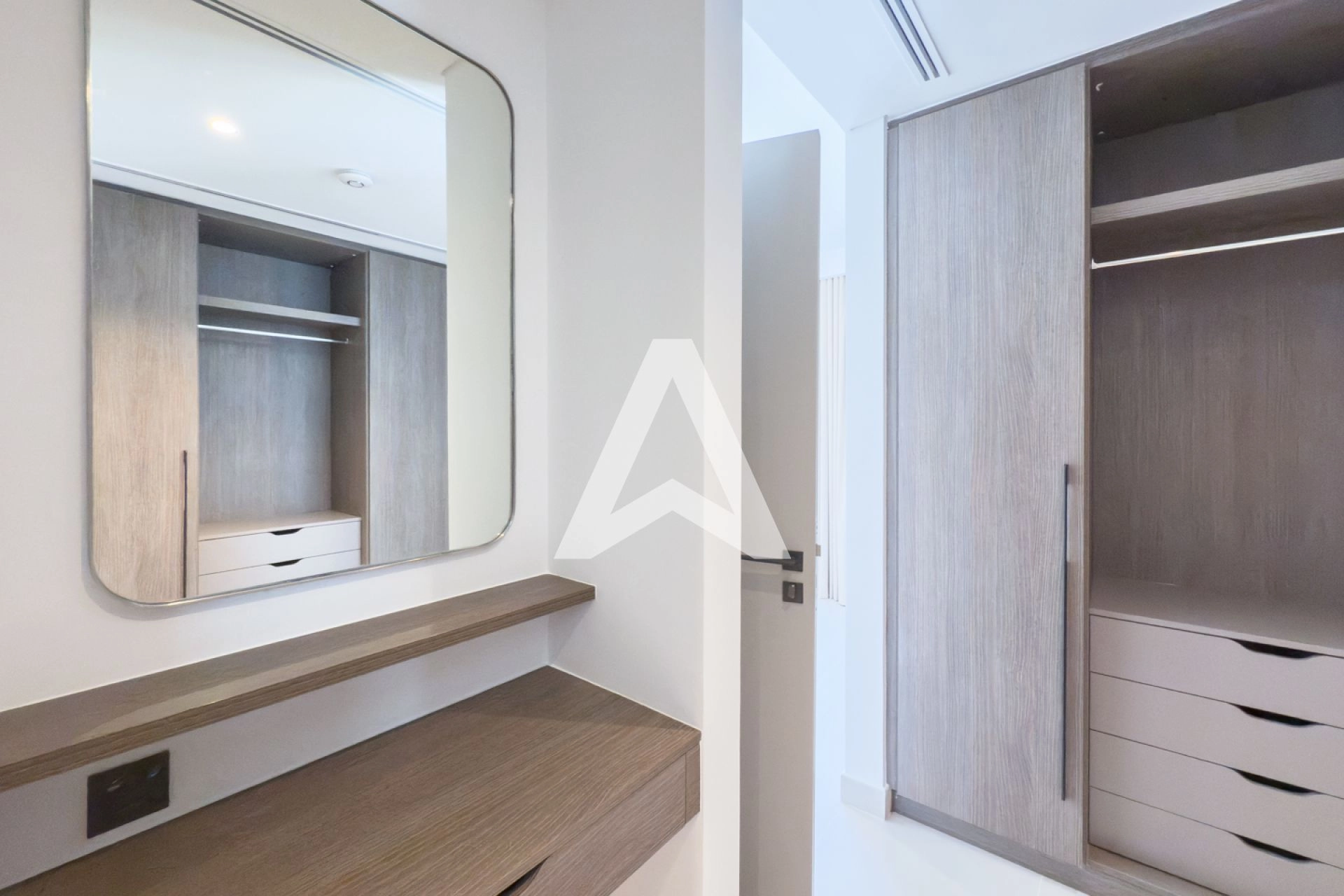 Displayed image from the thumbnail slider