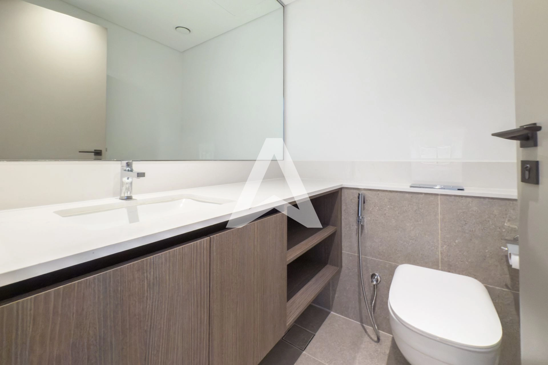 Displayed image from the thumbnail slider