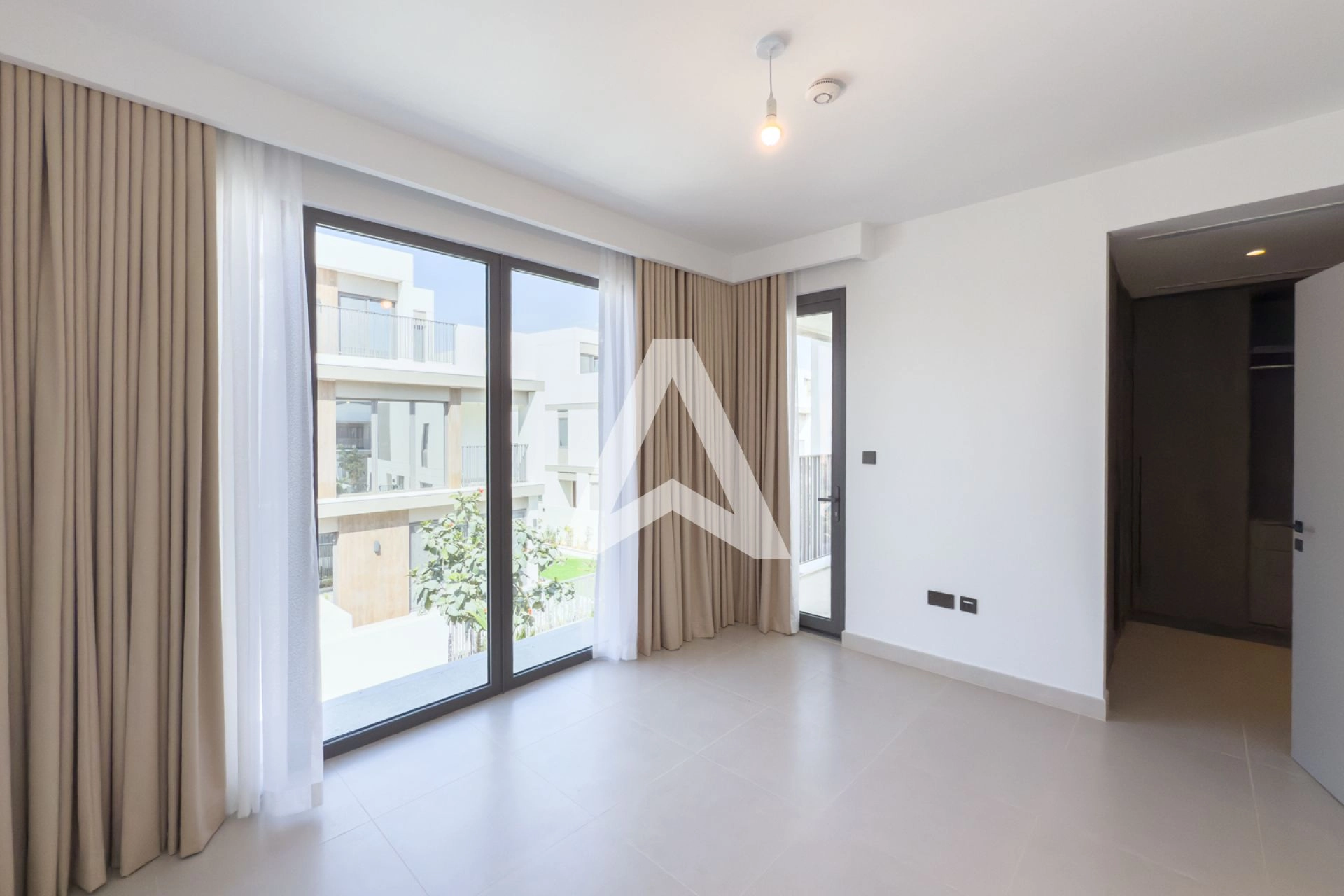 Displayed image from the thumbnail slider