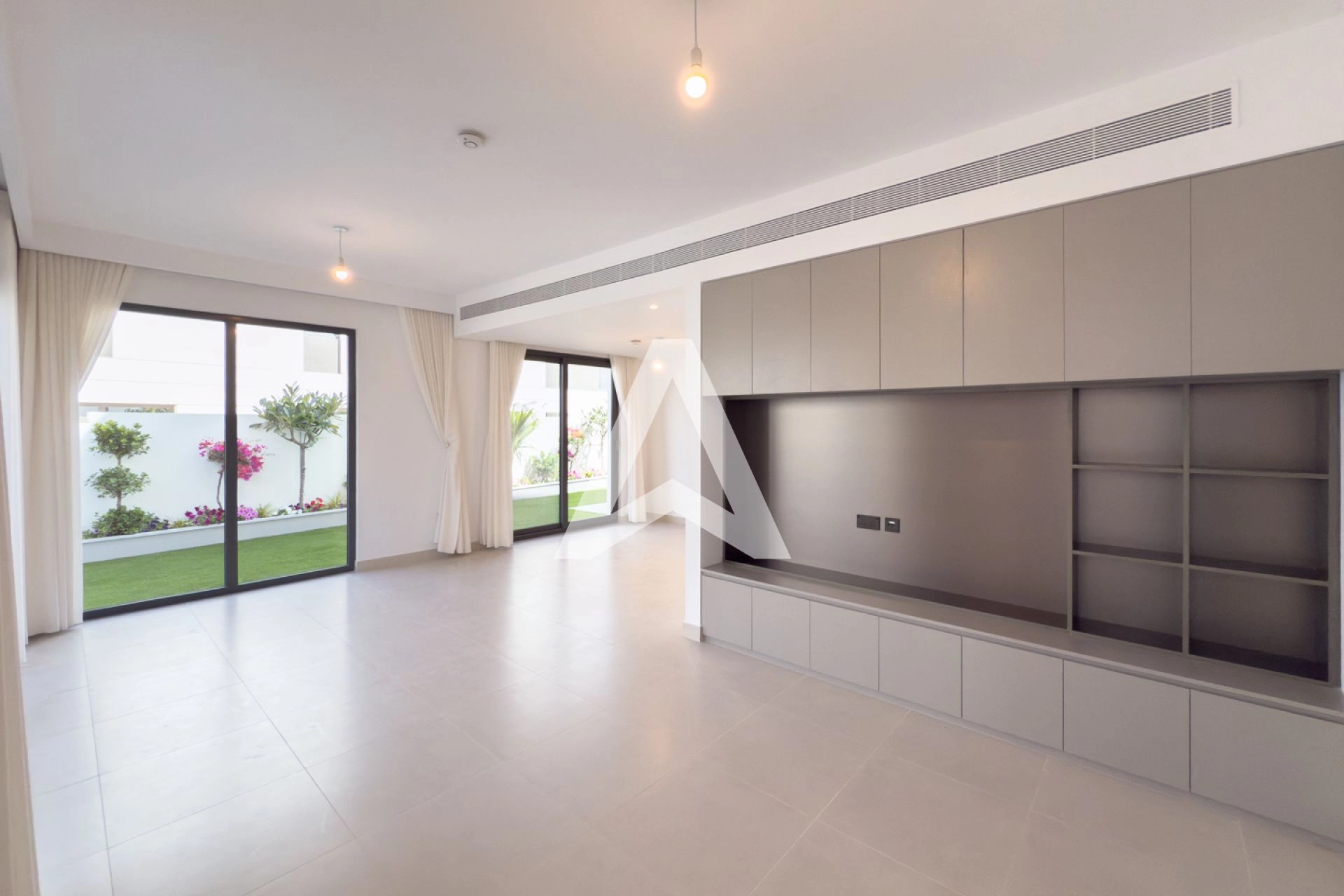 Displayed image from the thumbnail slider