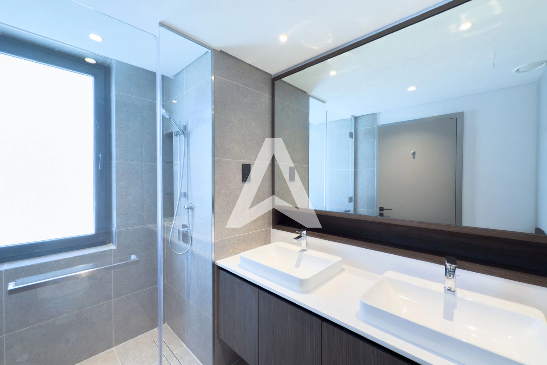 Displayed image from the thumbnail slider