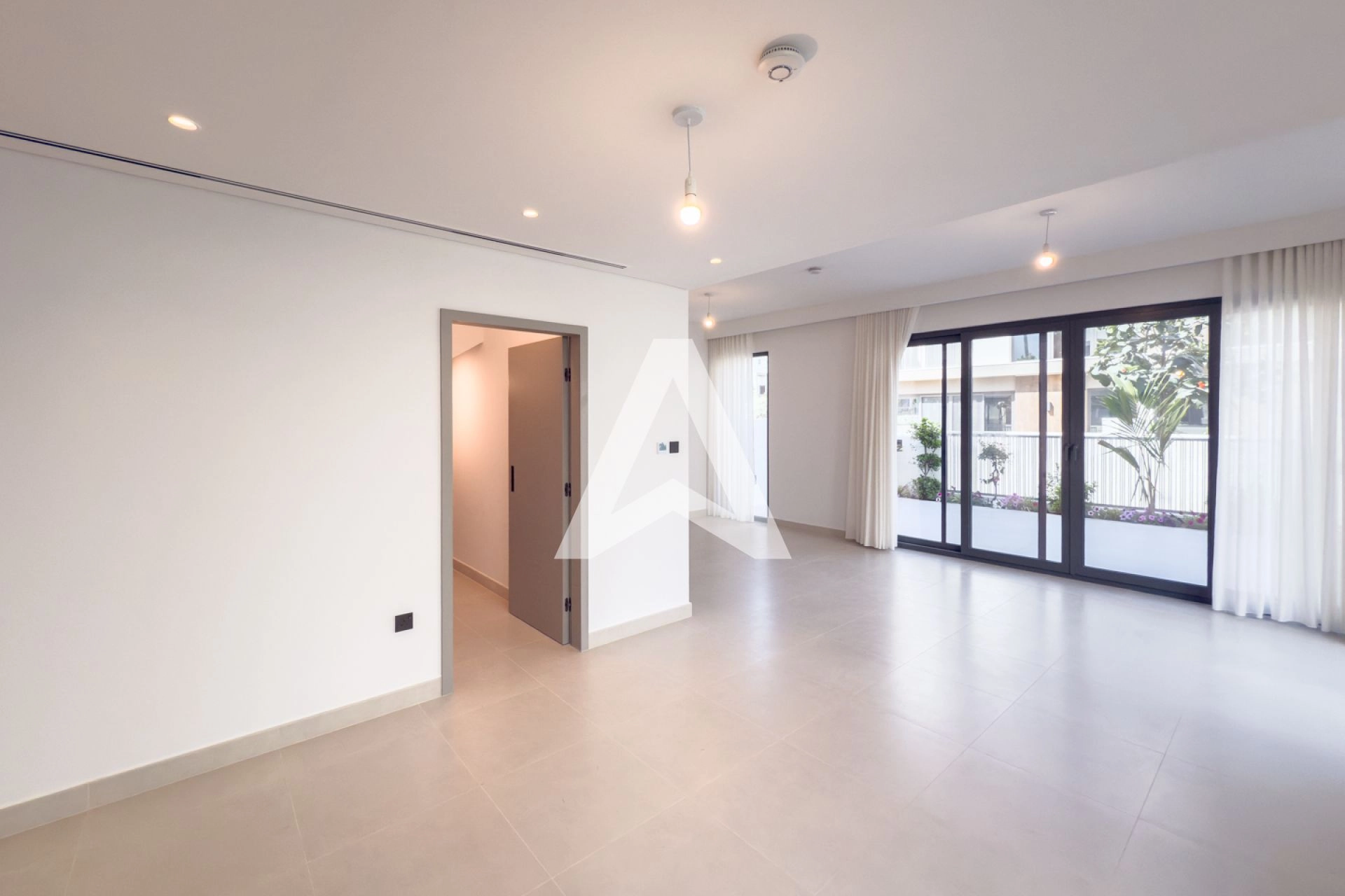 Displayed image from the thumbnail slider