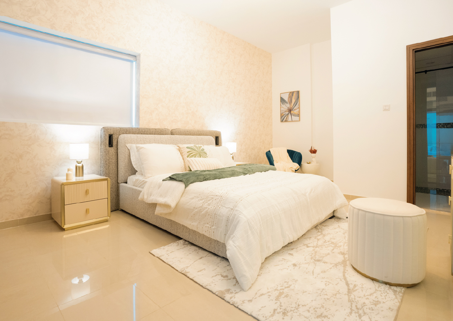 Displayed image from the thumbnail slider