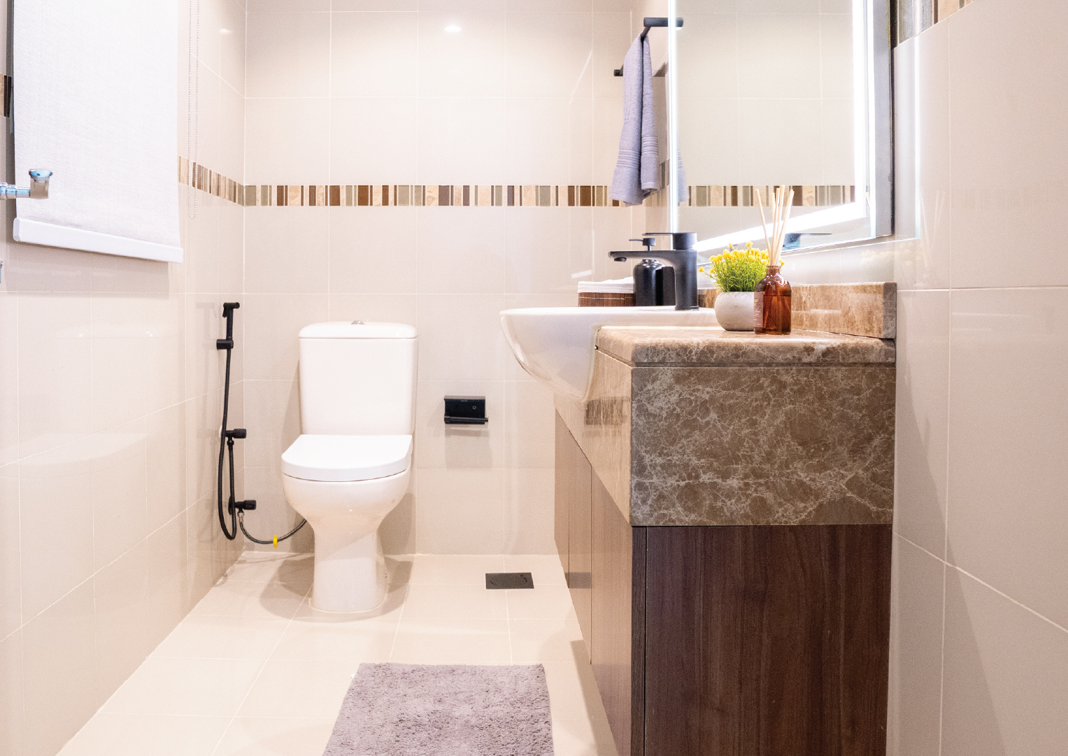 Displayed image from the thumbnail slider