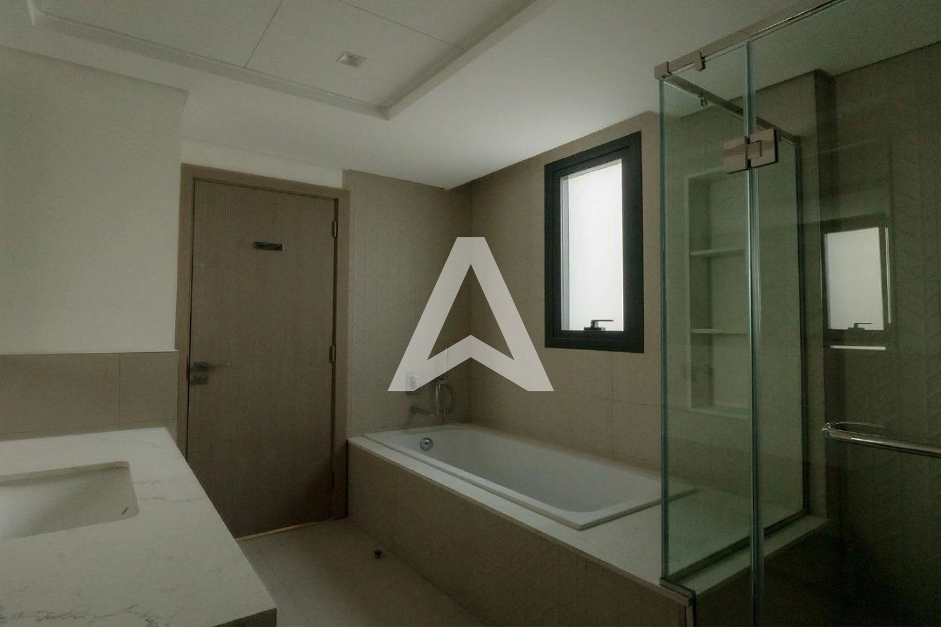 Displayed image from the thumbnail slider