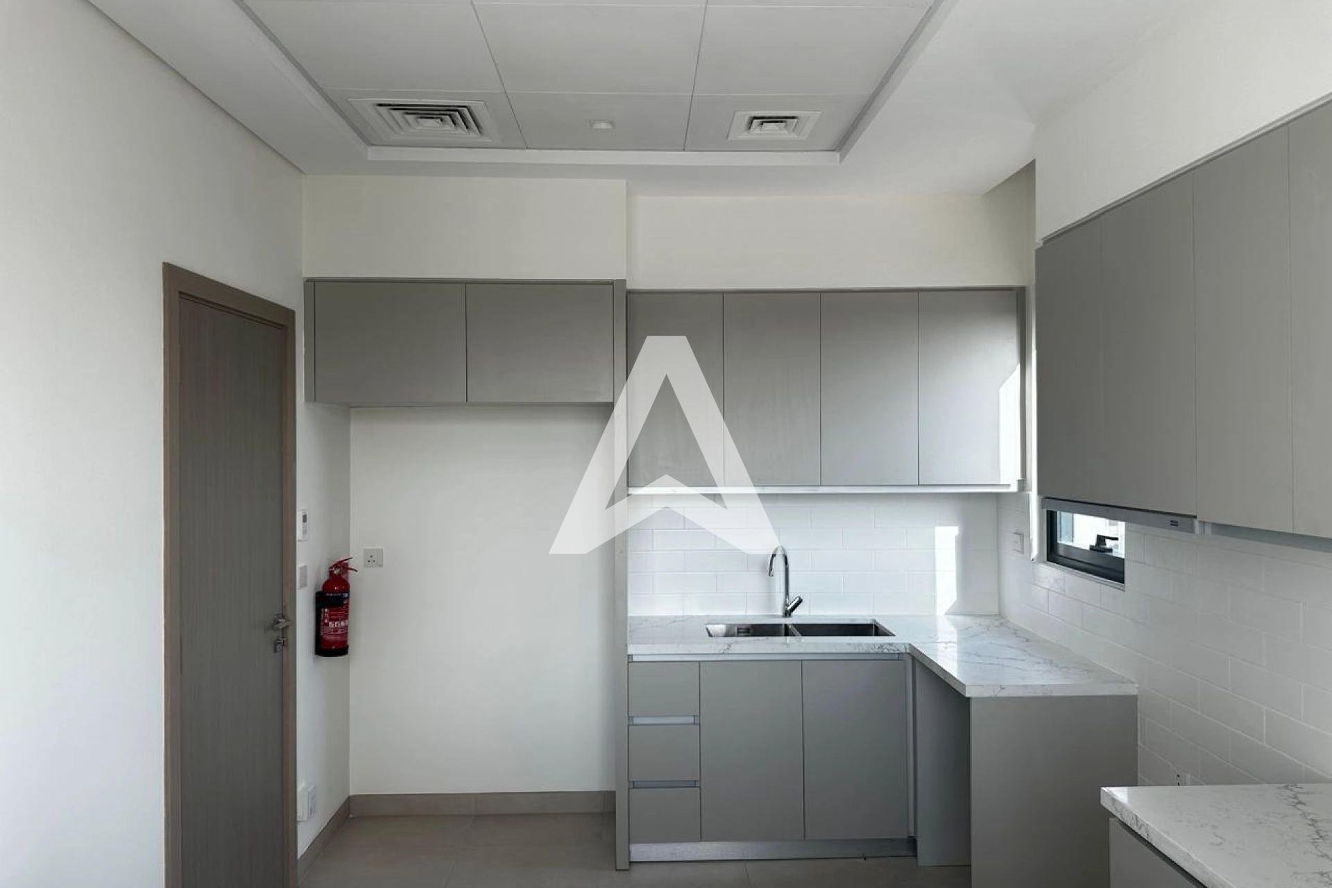 Displayed image from the thumbnail slider