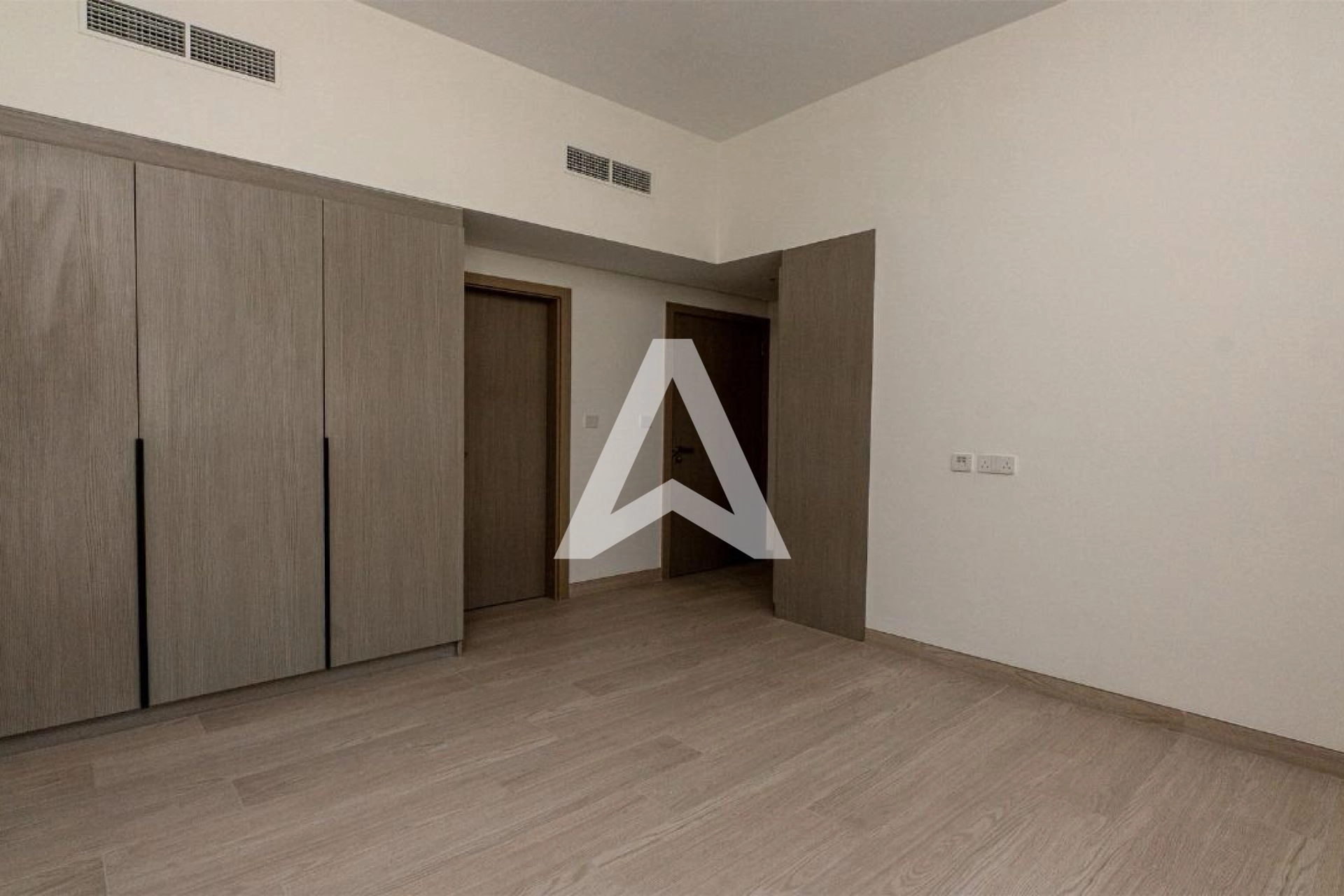 Displayed image from the thumbnail slider