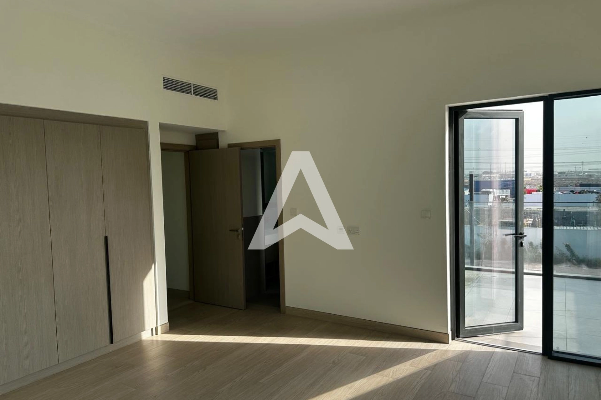 Displayed image from the thumbnail slider