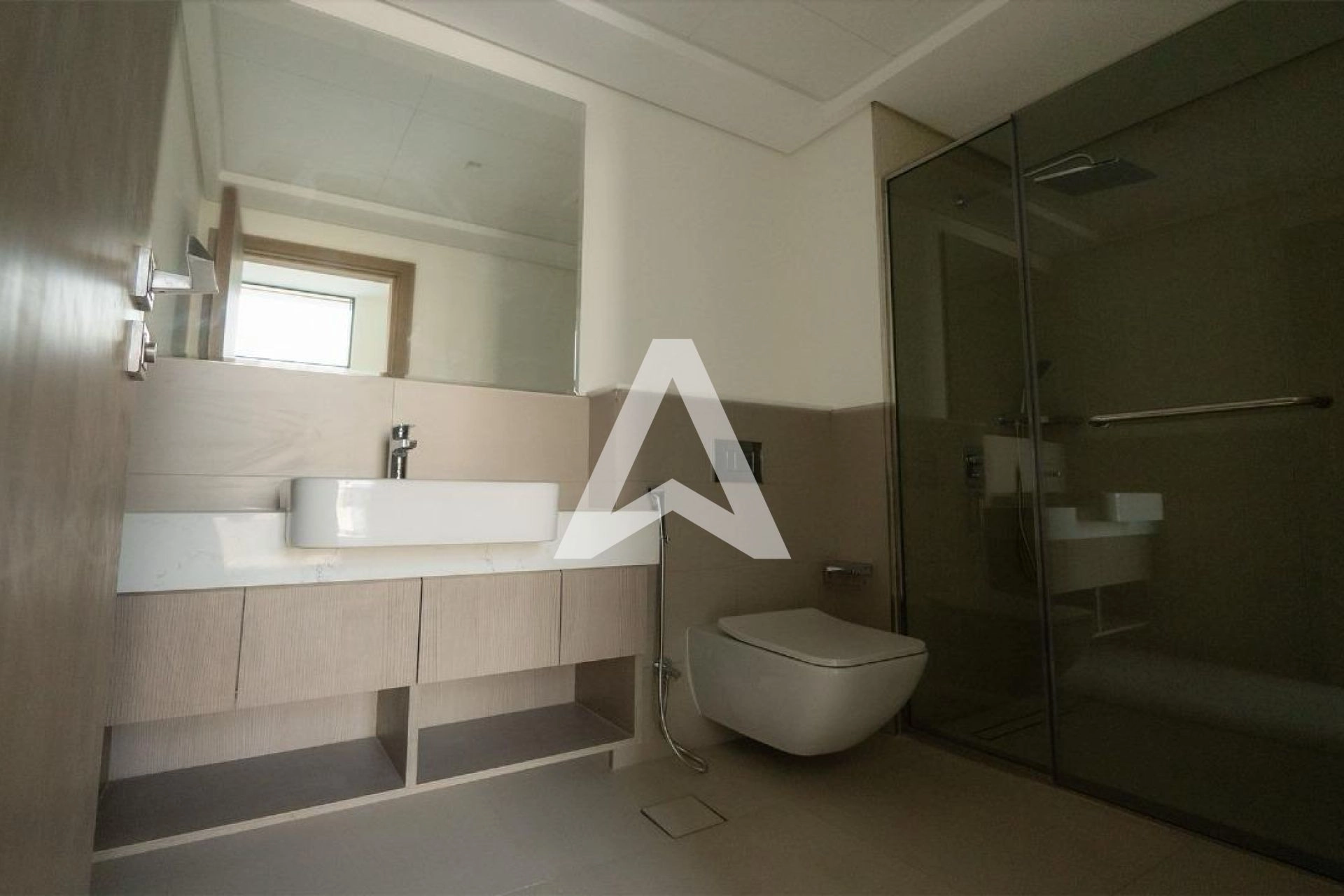 Displayed image from the thumbnail slider