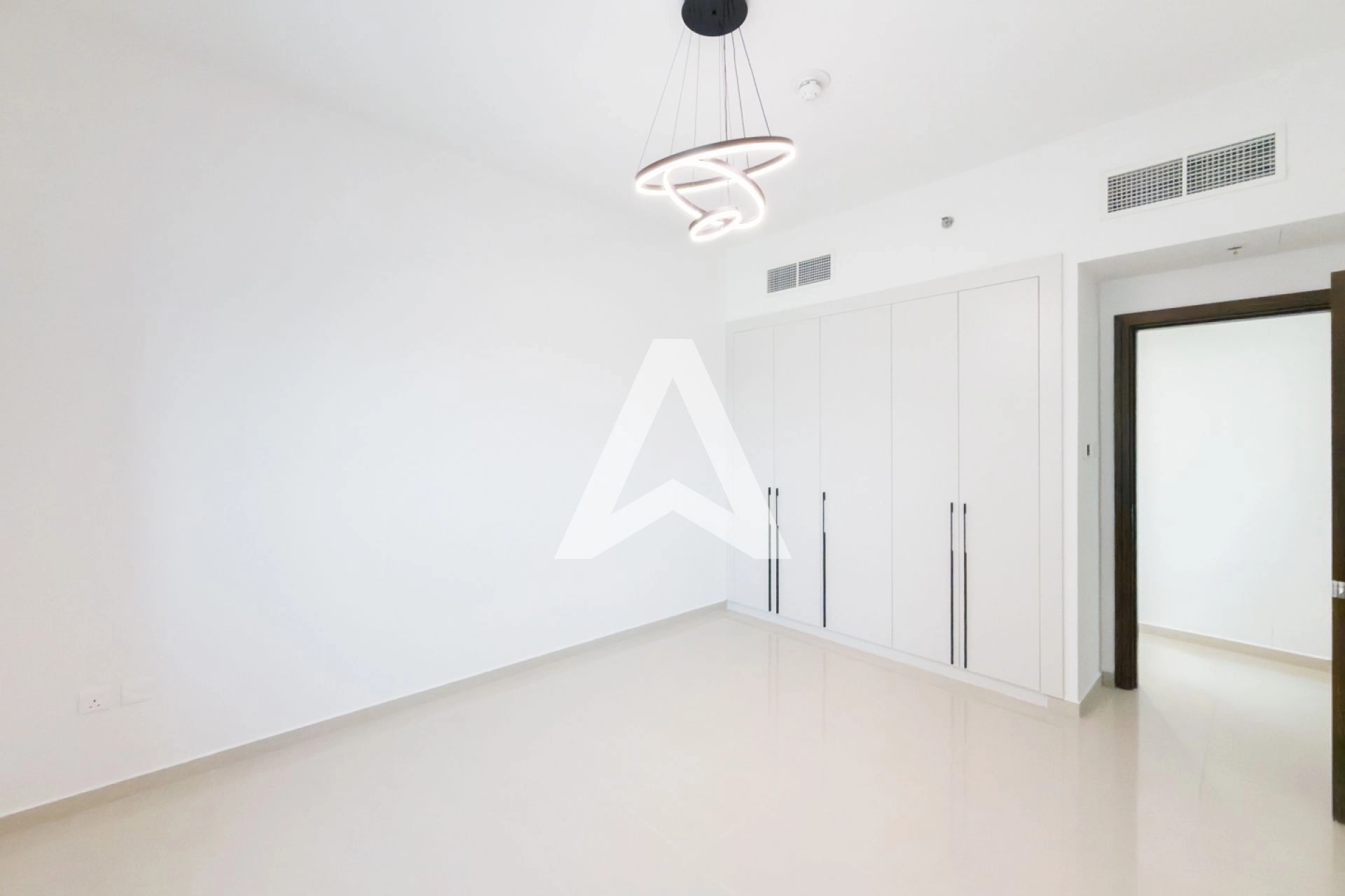 Displayed image from the thumbnail slider