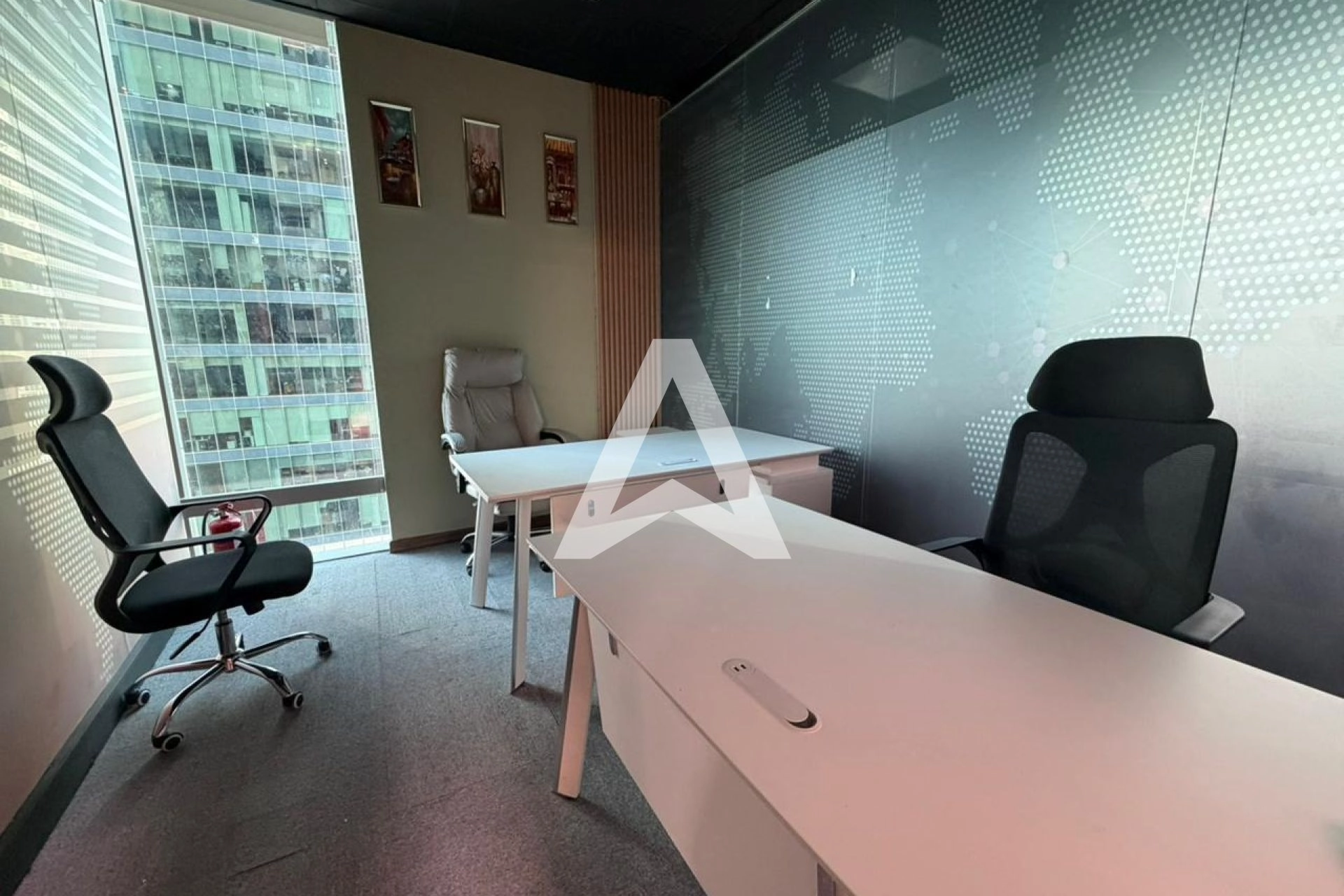 Displayed image from the thumbnail slider