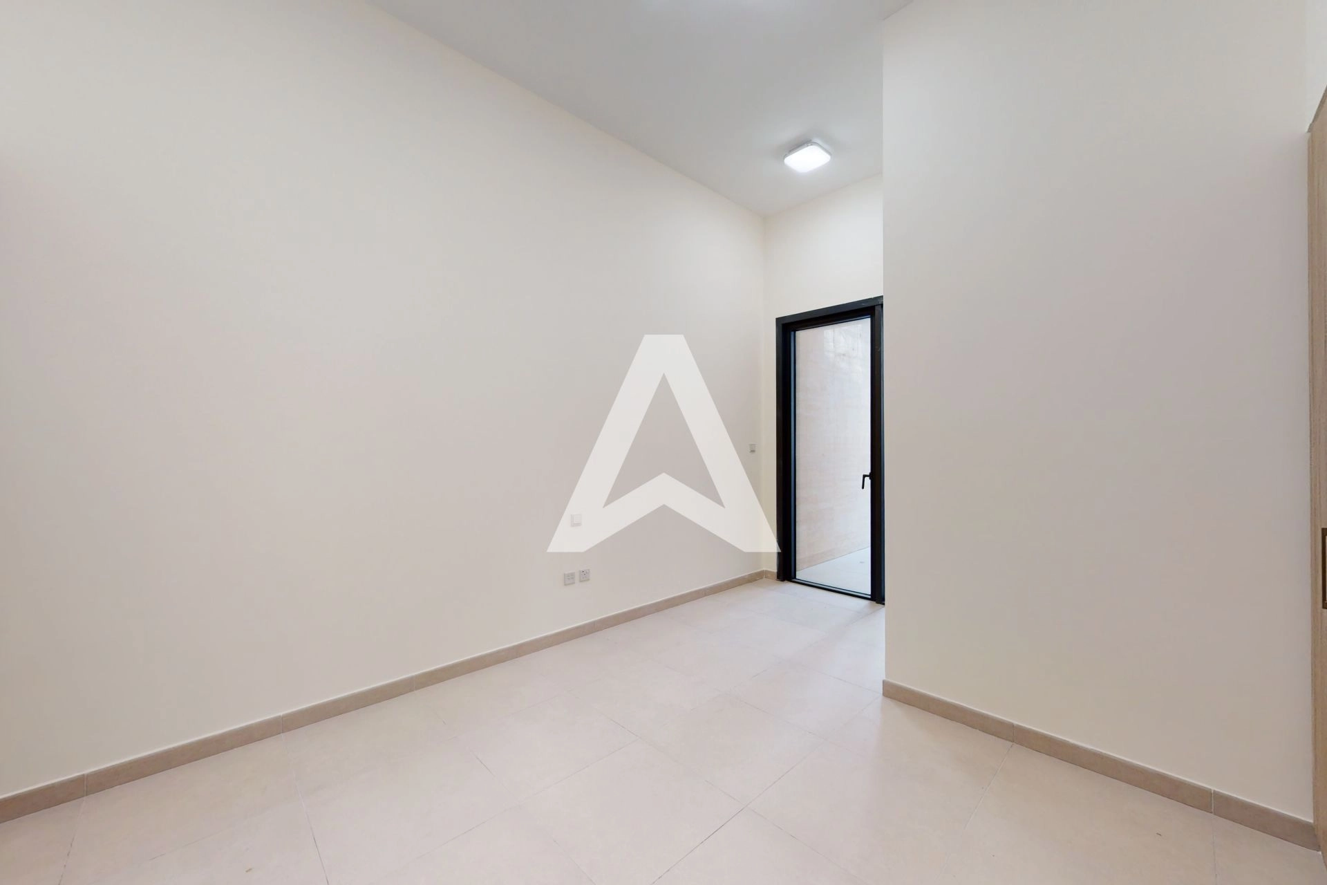 Displayed image from the thumbnail slider