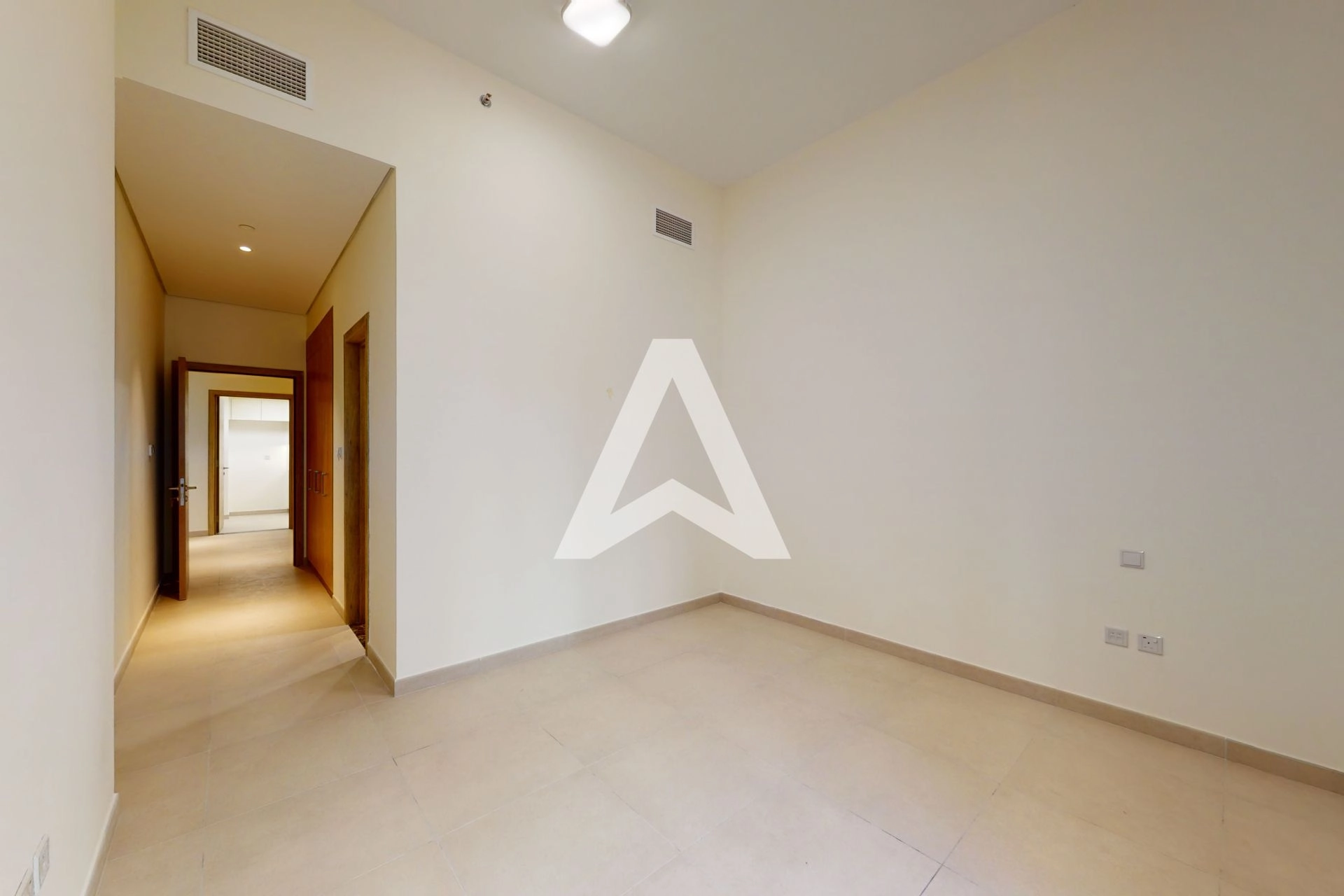 Displayed image from the thumbnail slider