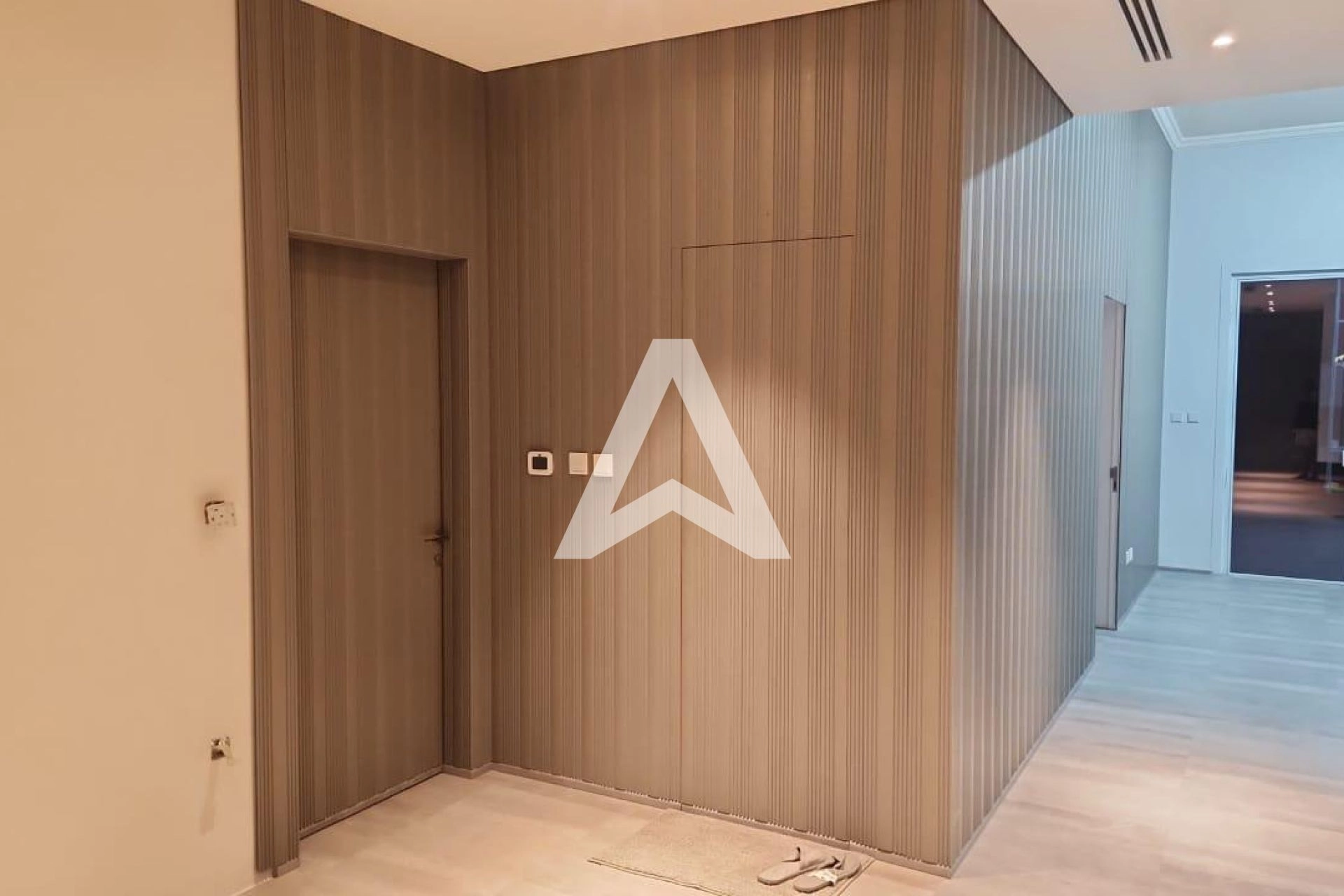 Displayed image from the thumbnail slider