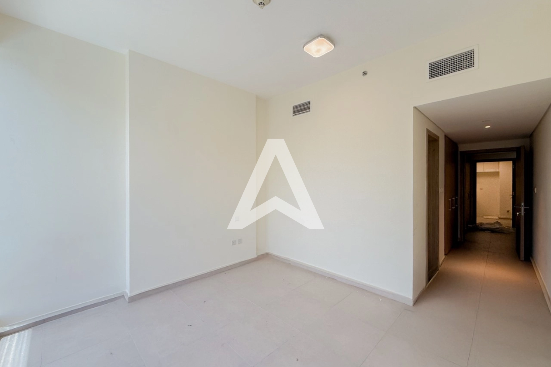 Displayed image from the thumbnail slider