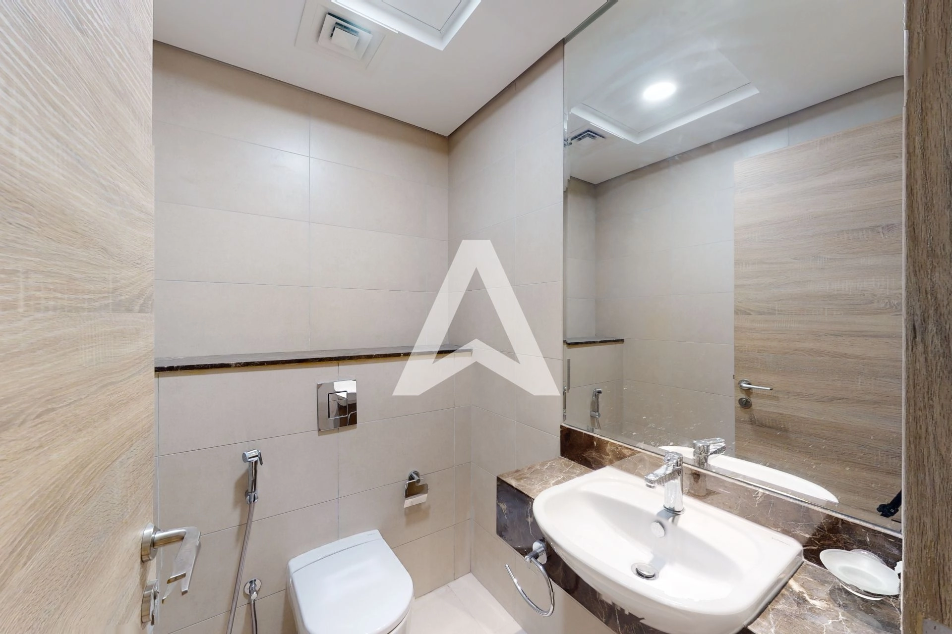 Displayed image from the thumbnail slider