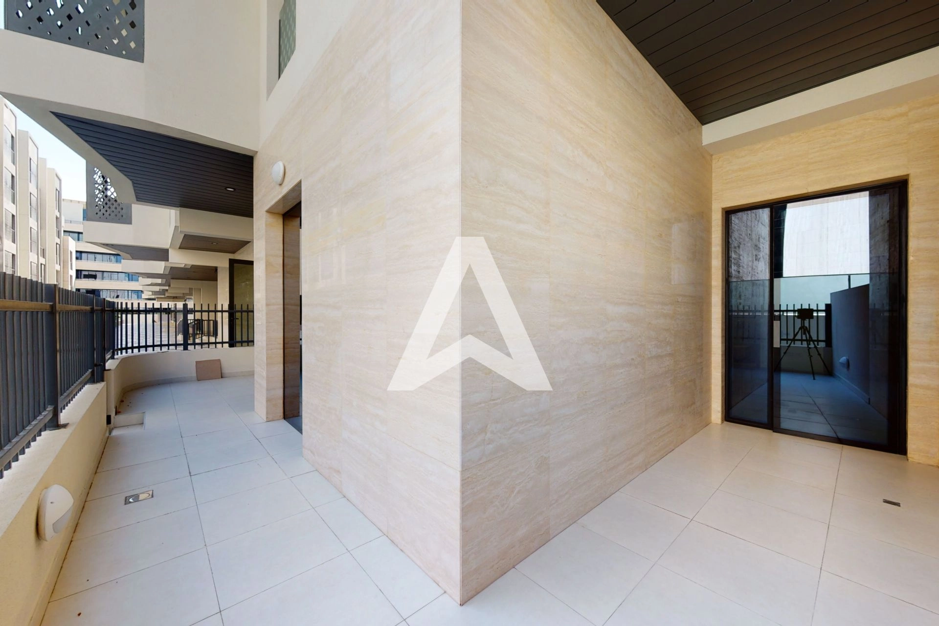 Displayed image from the thumbnail slider