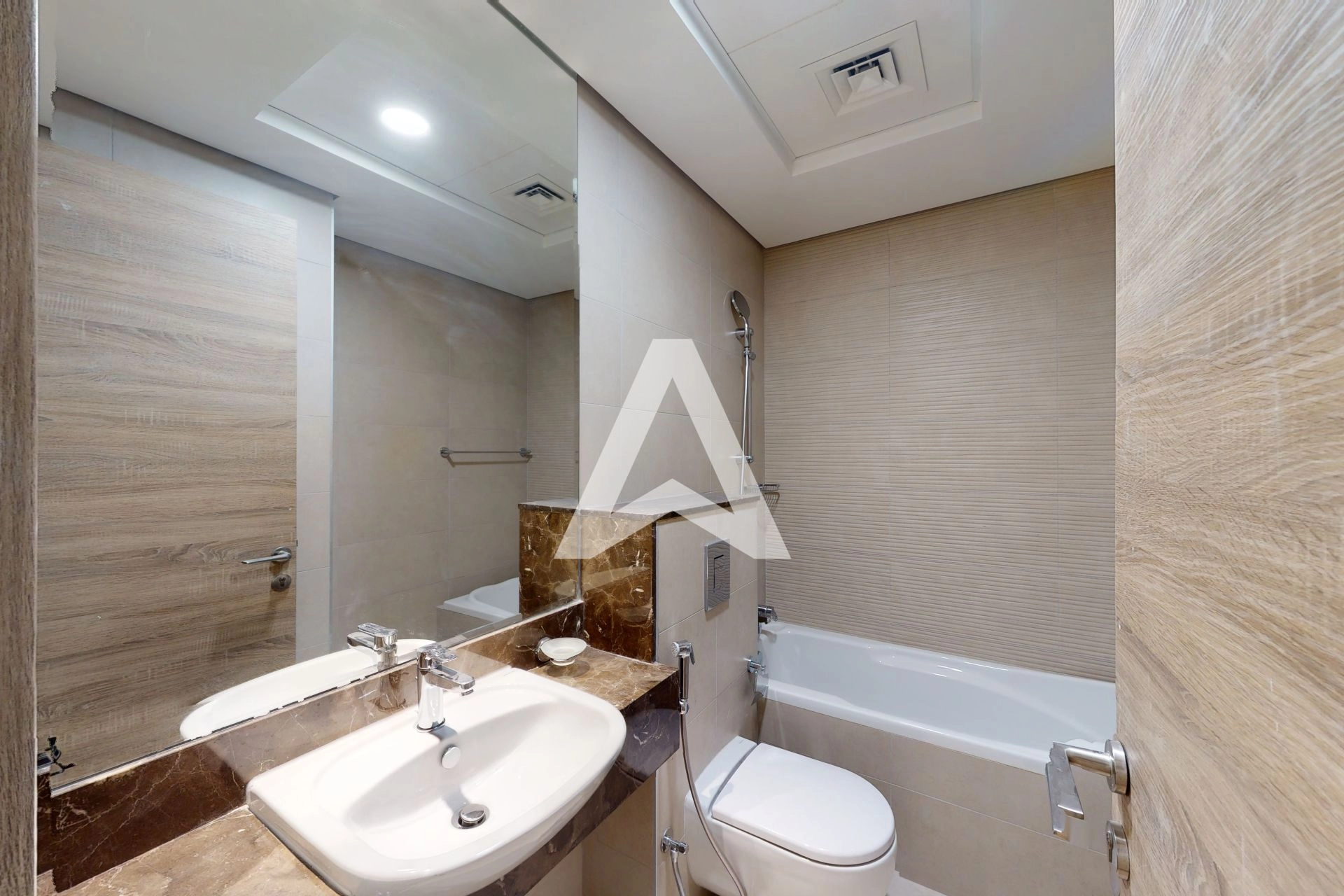 Displayed image from the thumbnail slider