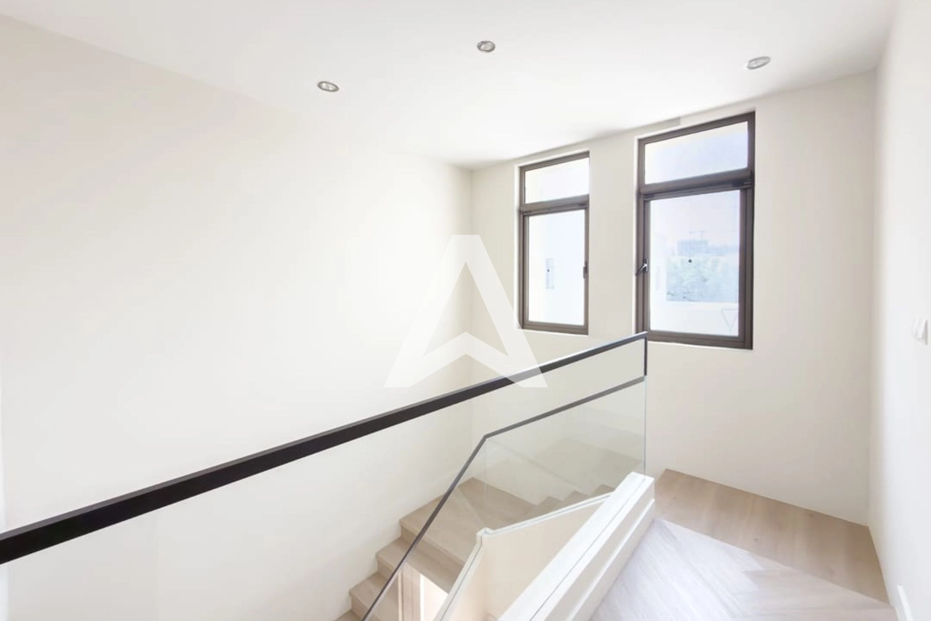 Displayed image from the thumbnail slider