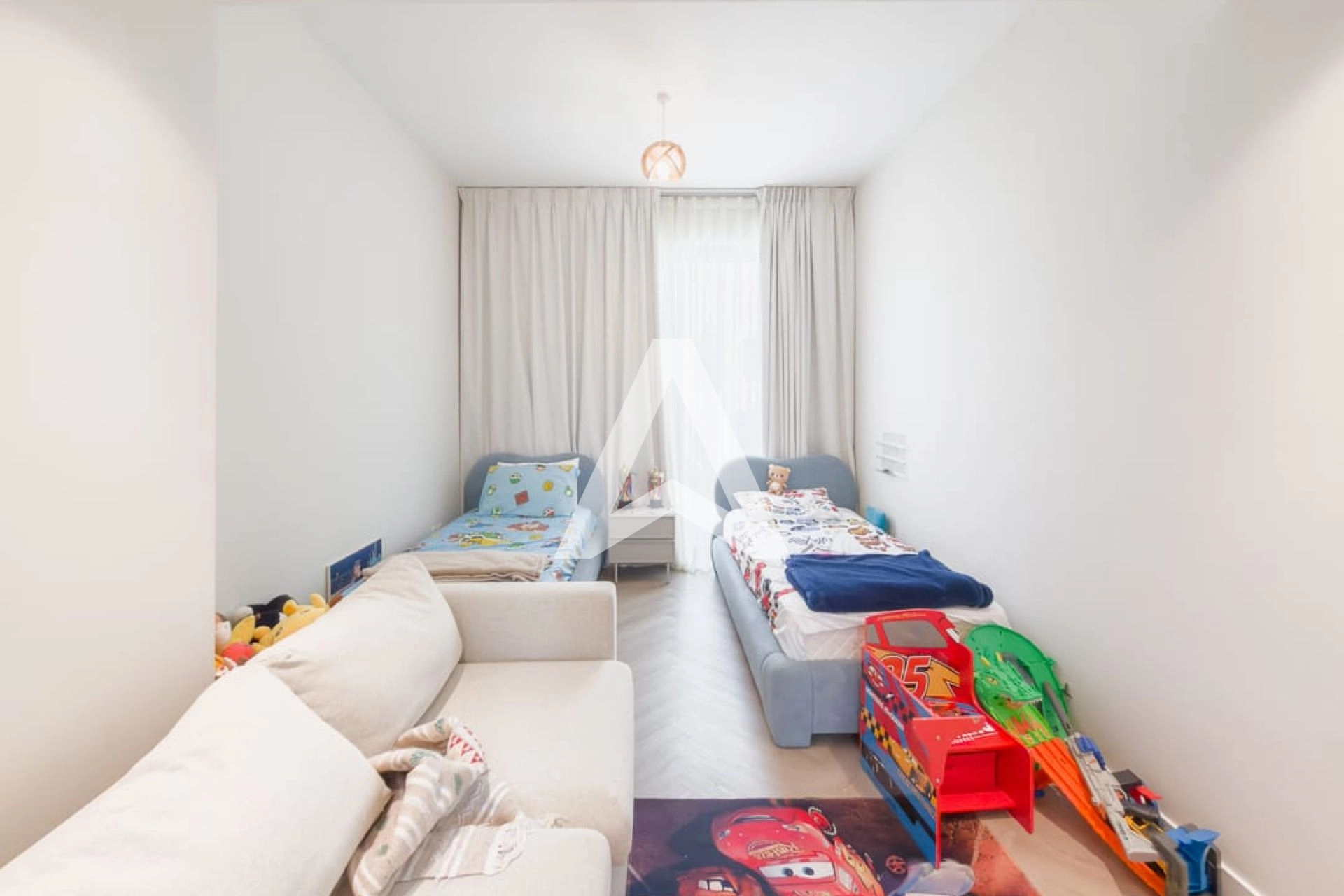 Displayed image from the thumbnail slider