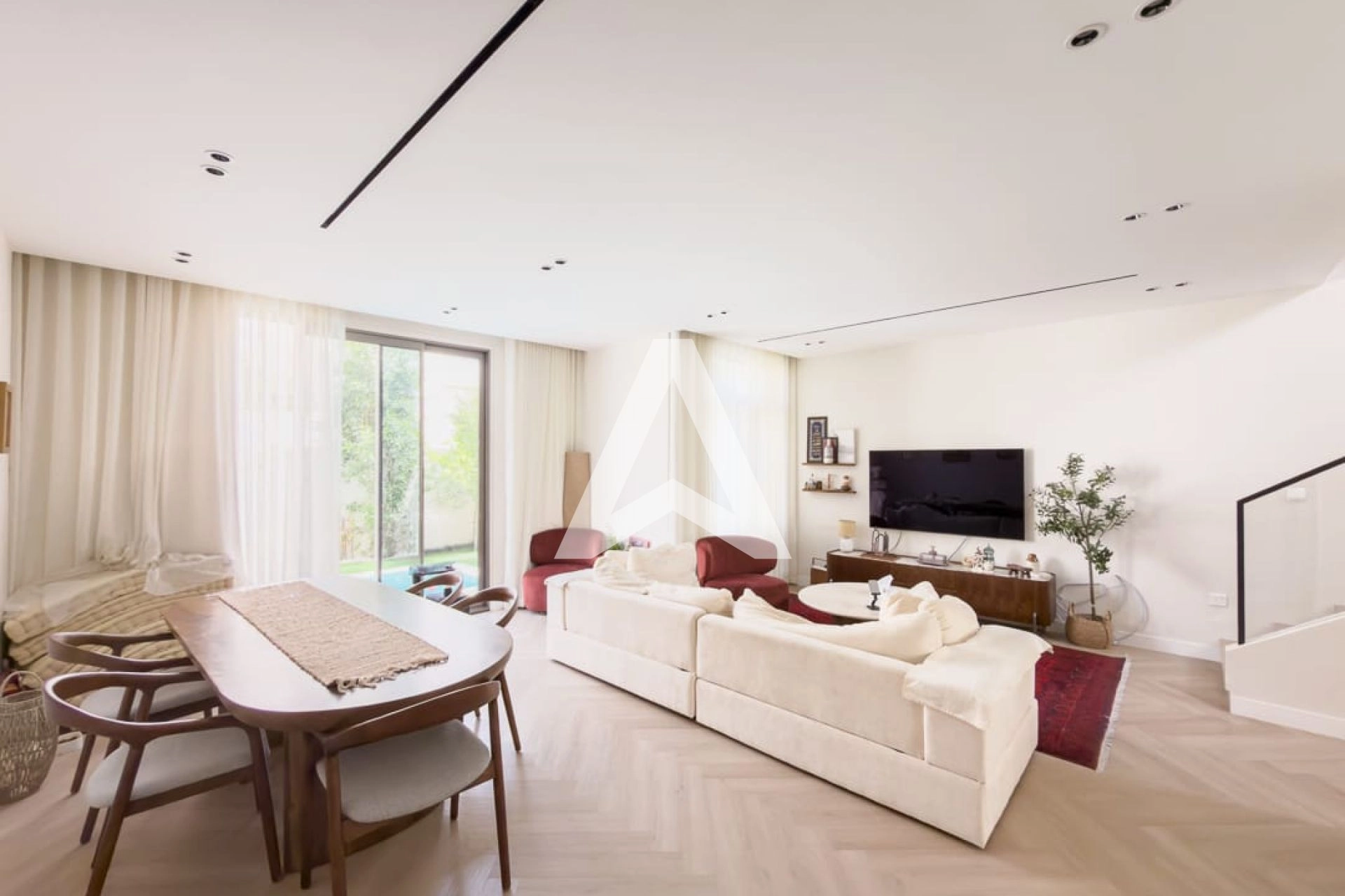 Displayed image from the thumbnail slider