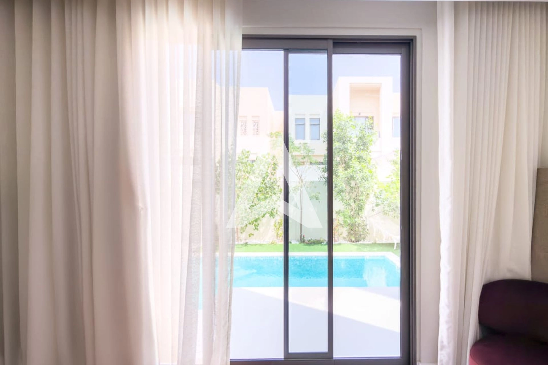 Displayed image from the thumbnail slider