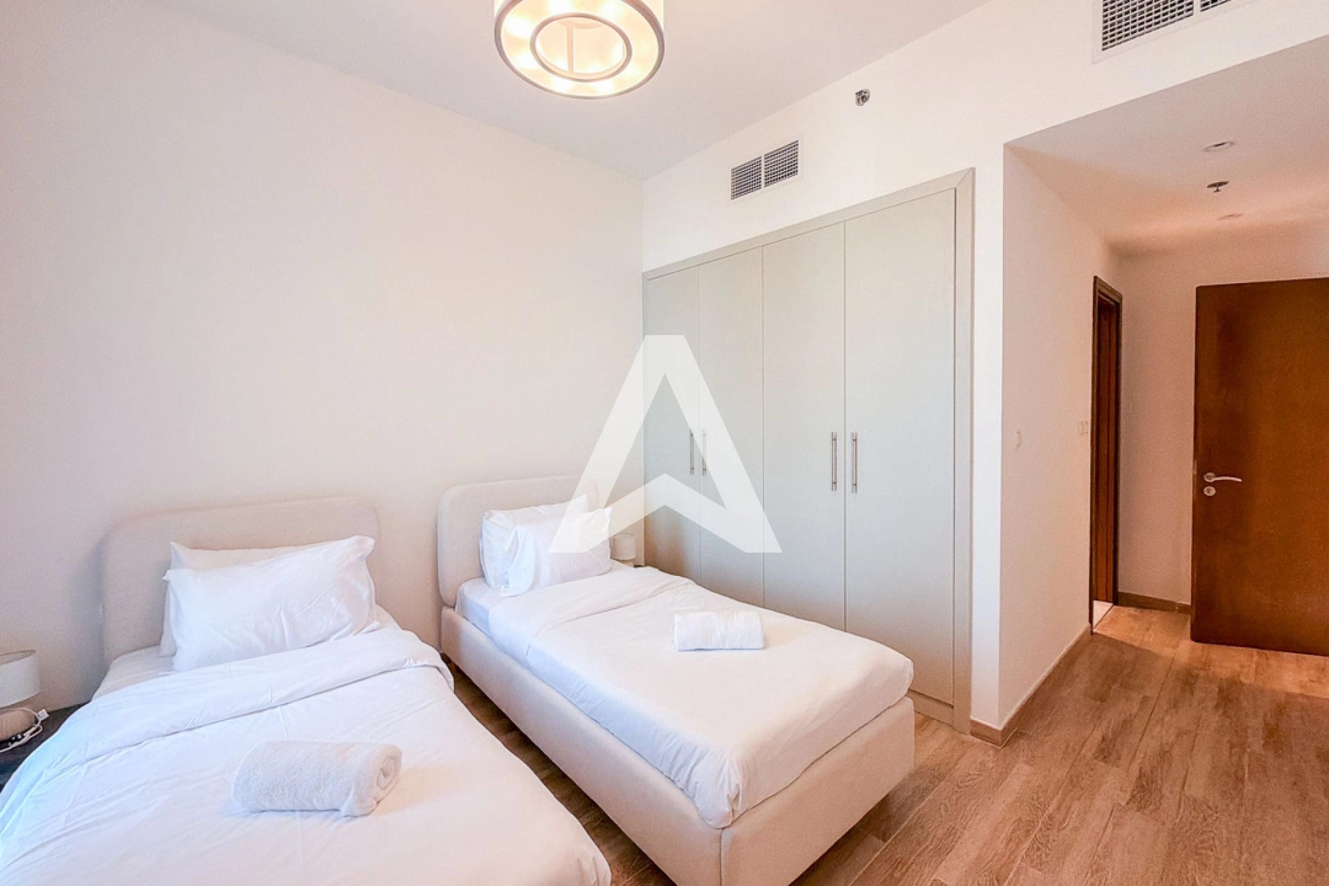 Displayed image from the thumbnail slider