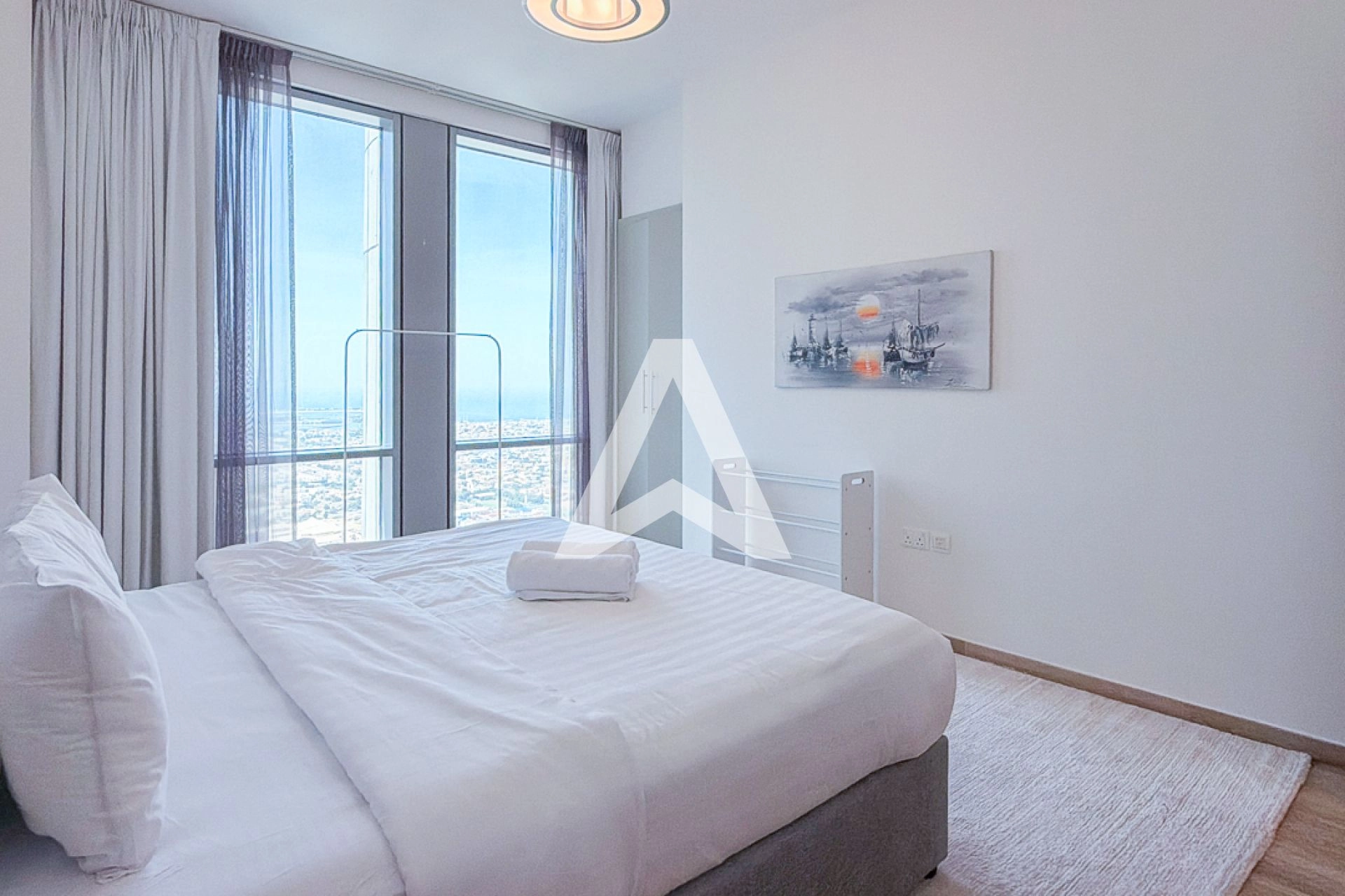 Displayed image from the thumbnail slider