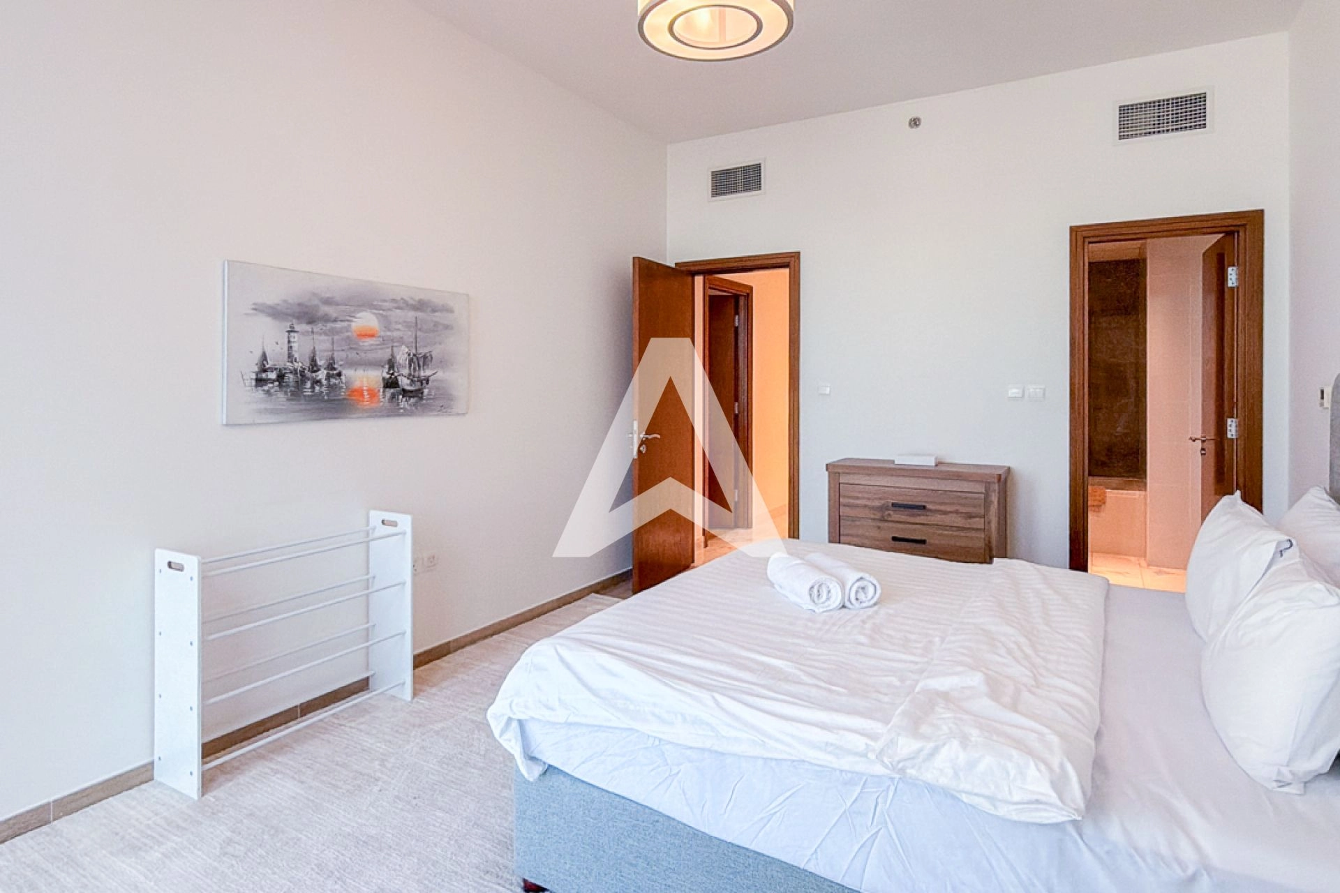 Displayed image from the thumbnail slider