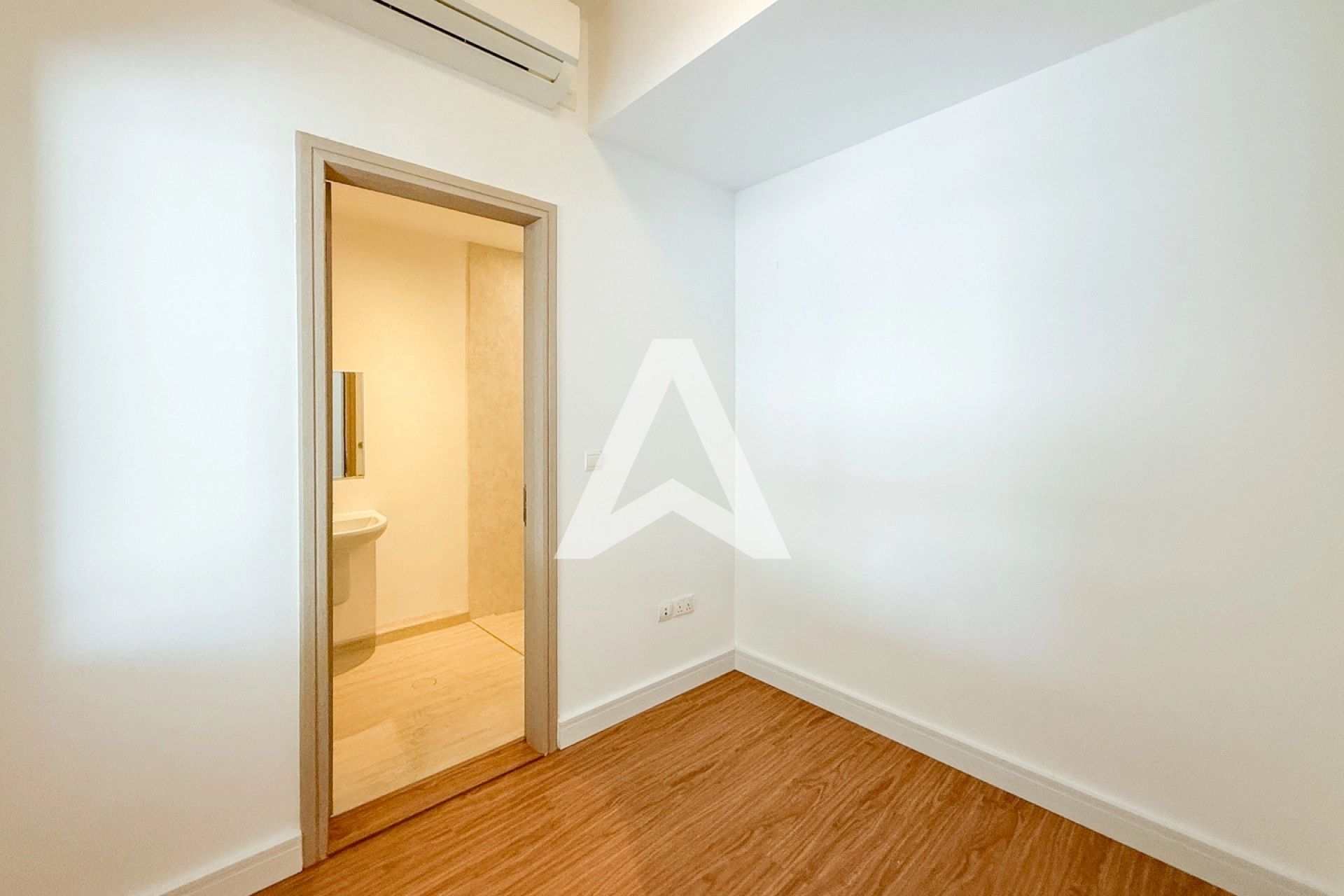 Displayed image from the thumbnail slider