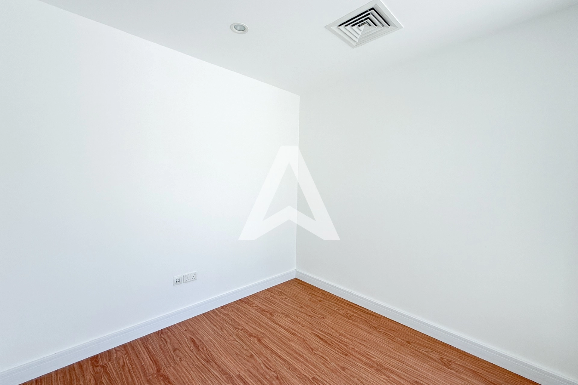 Displayed image from the thumbnail slider