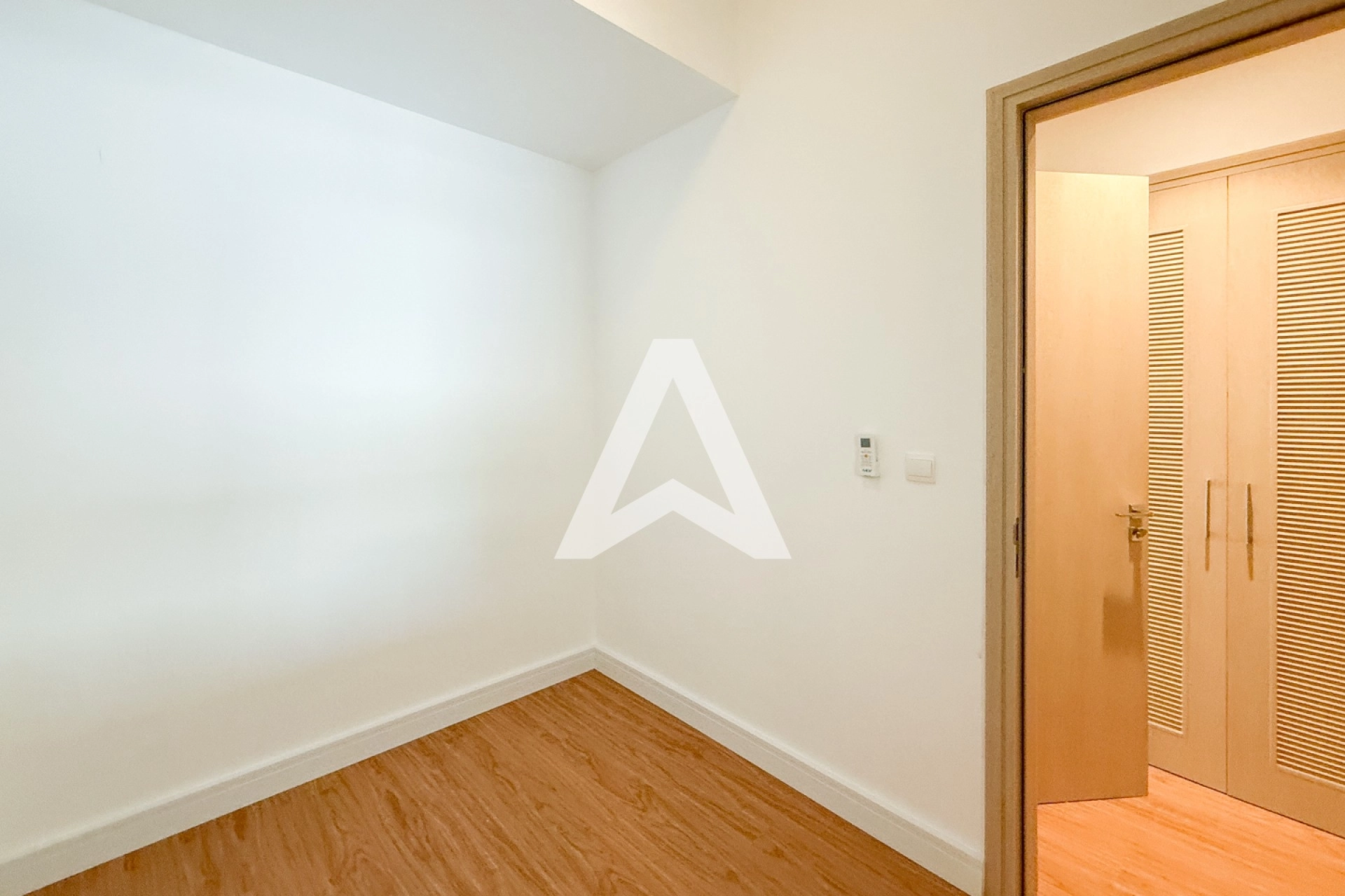 Displayed image from the thumbnail slider