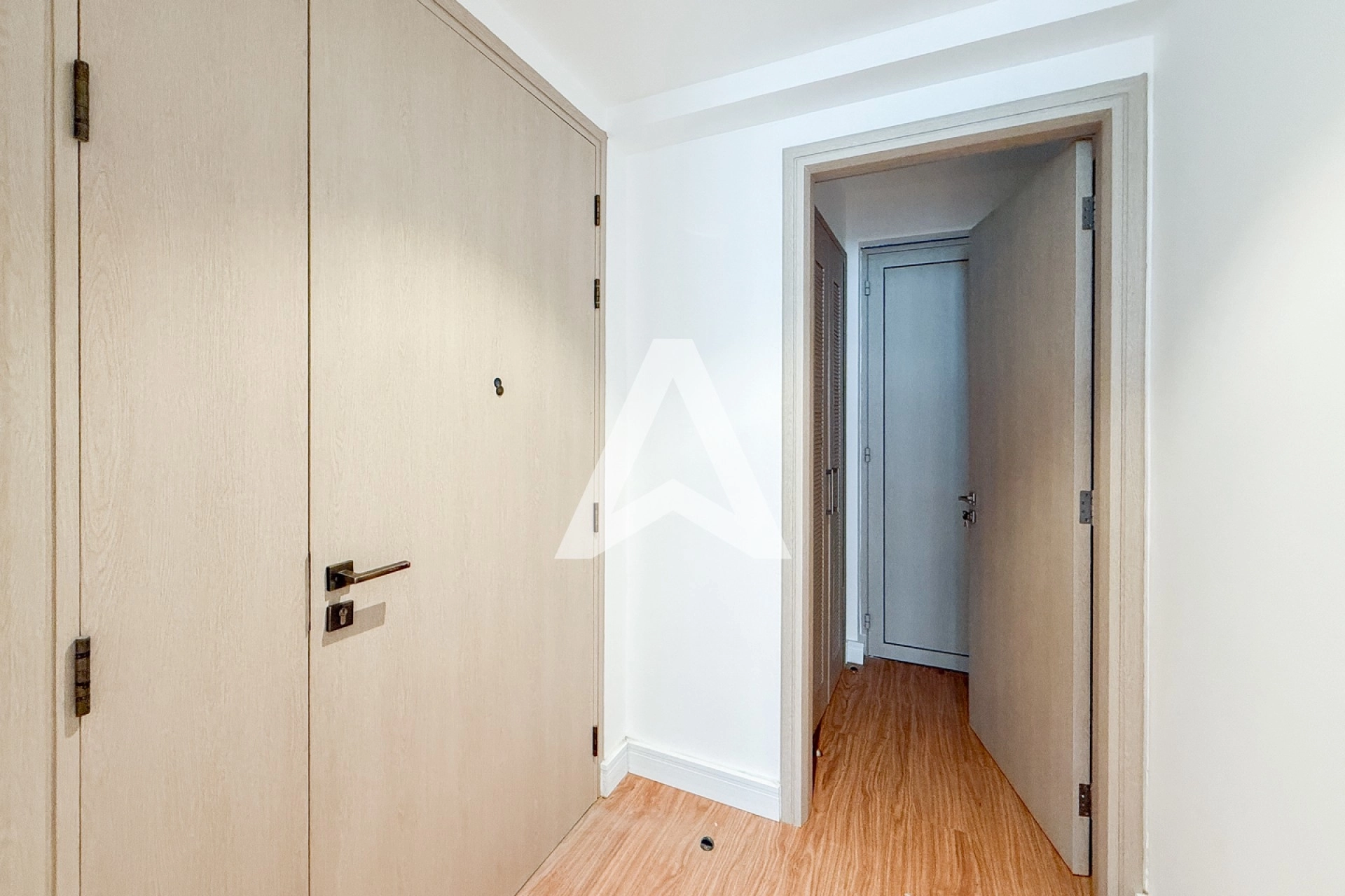 Displayed image from the thumbnail slider