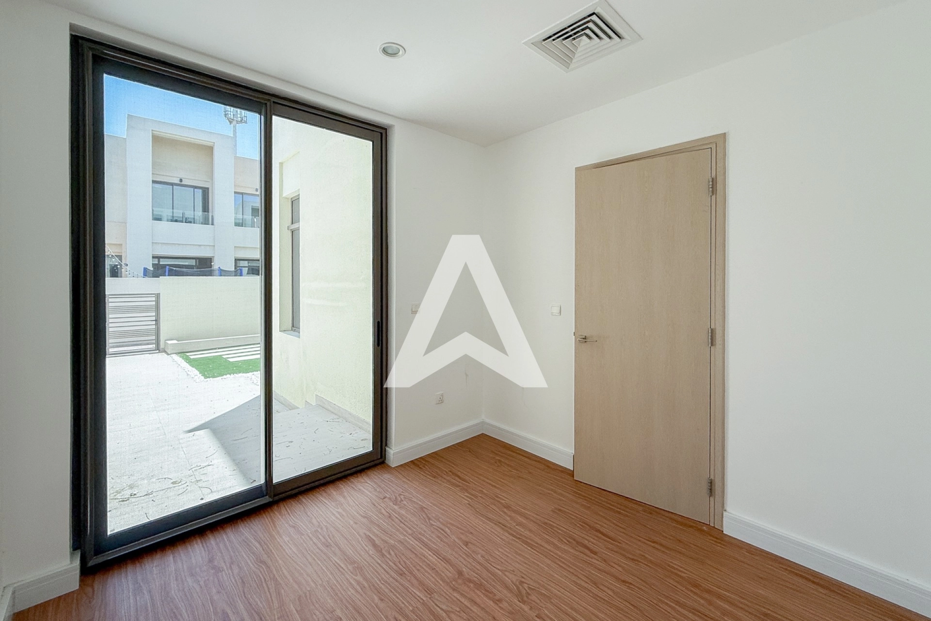 Displayed image from the thumbnail slider