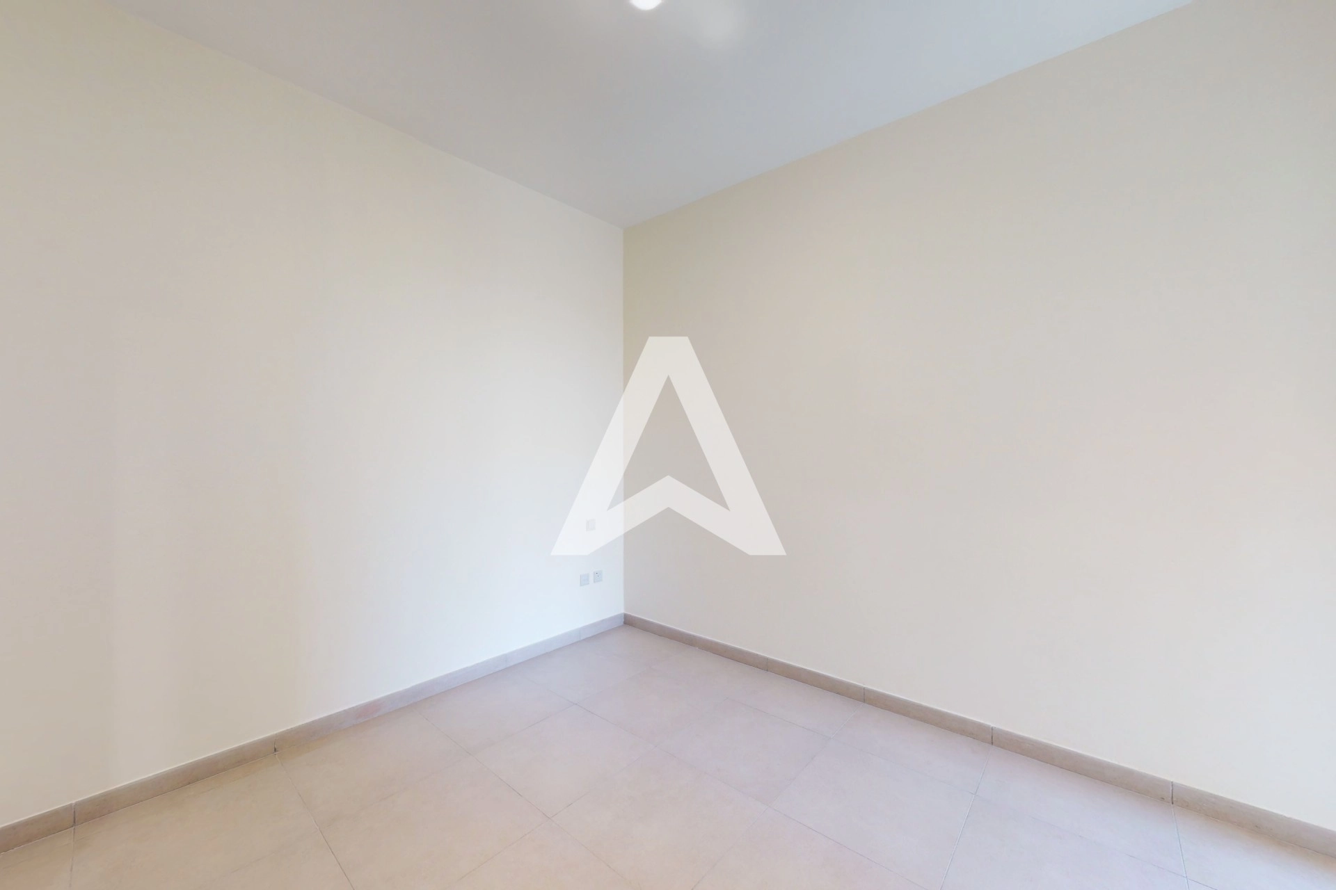 Displayed image from the thumbnail slider