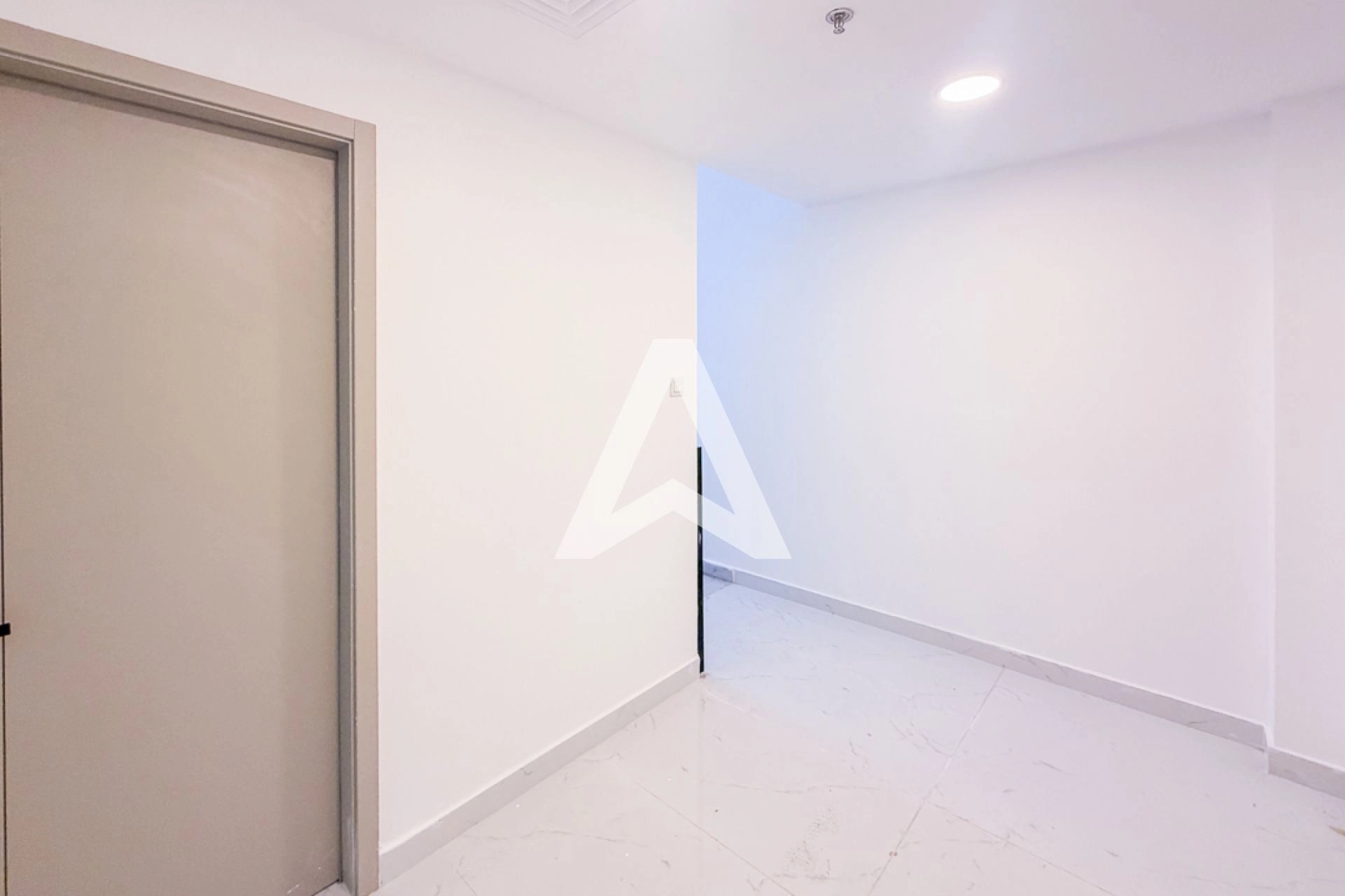 Displayed image from the thumbnail slider