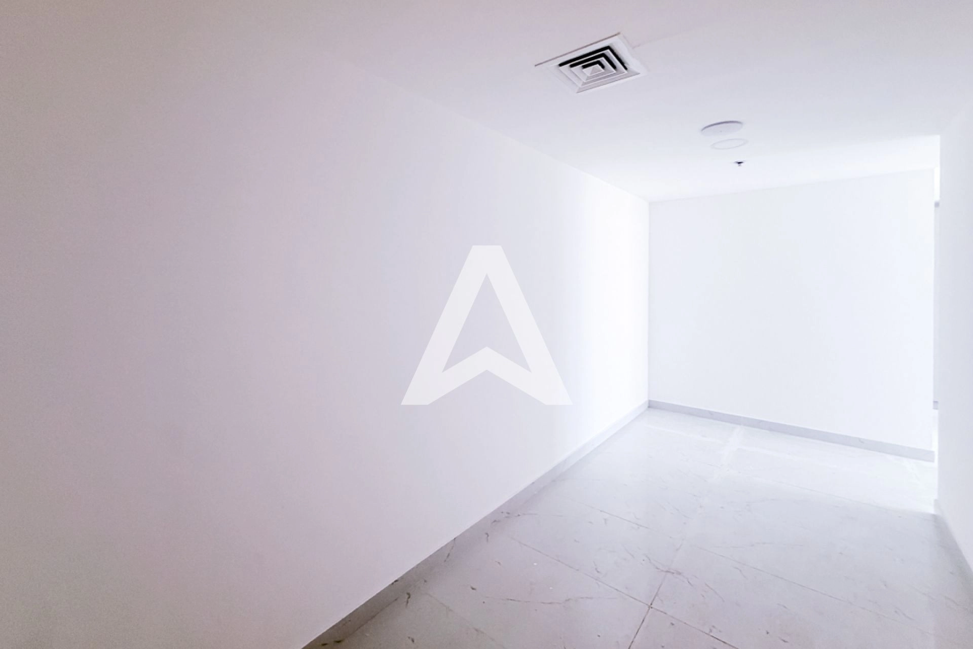Displayed image from the thumbnail slider