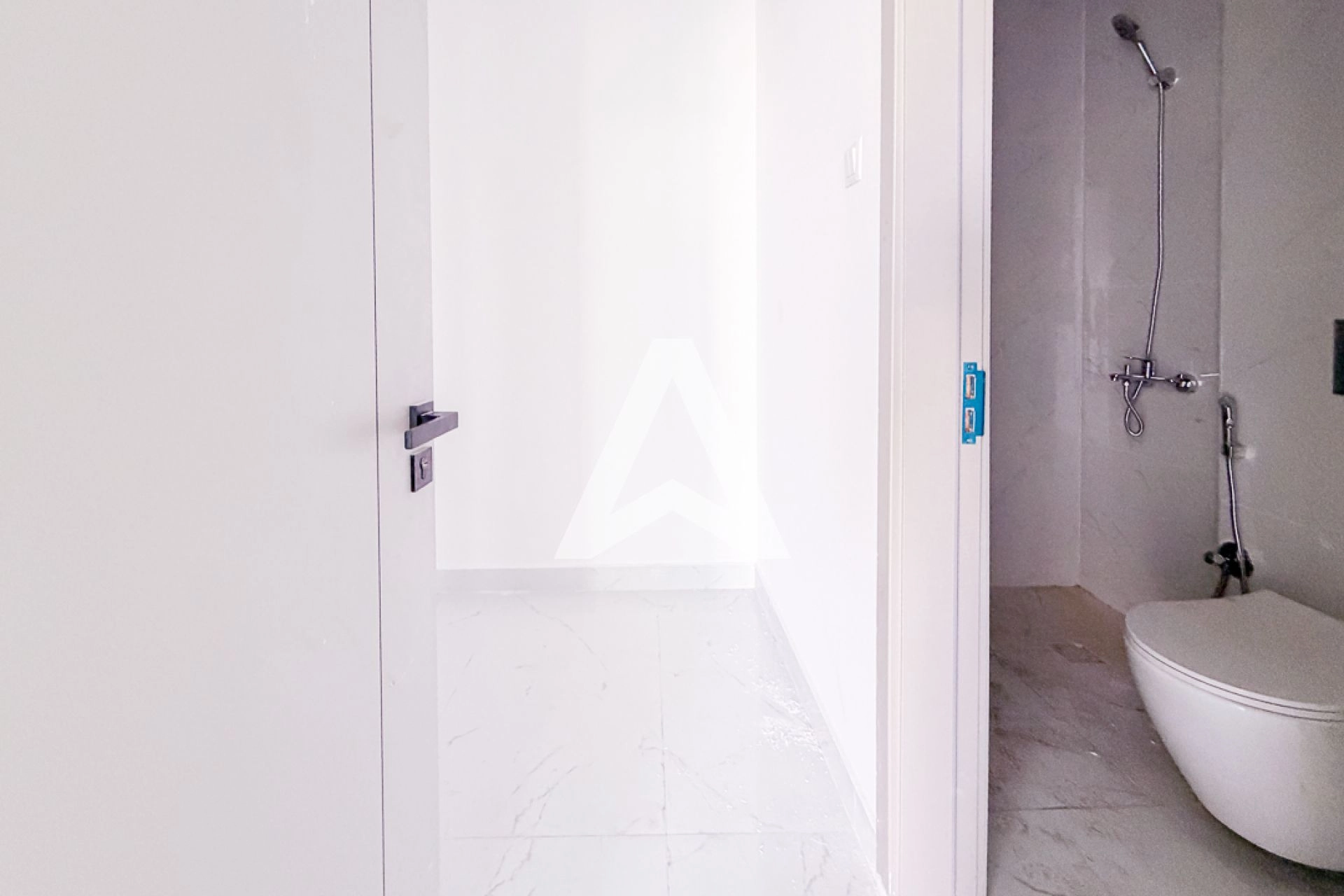 Displayed image from the thumbnail slider