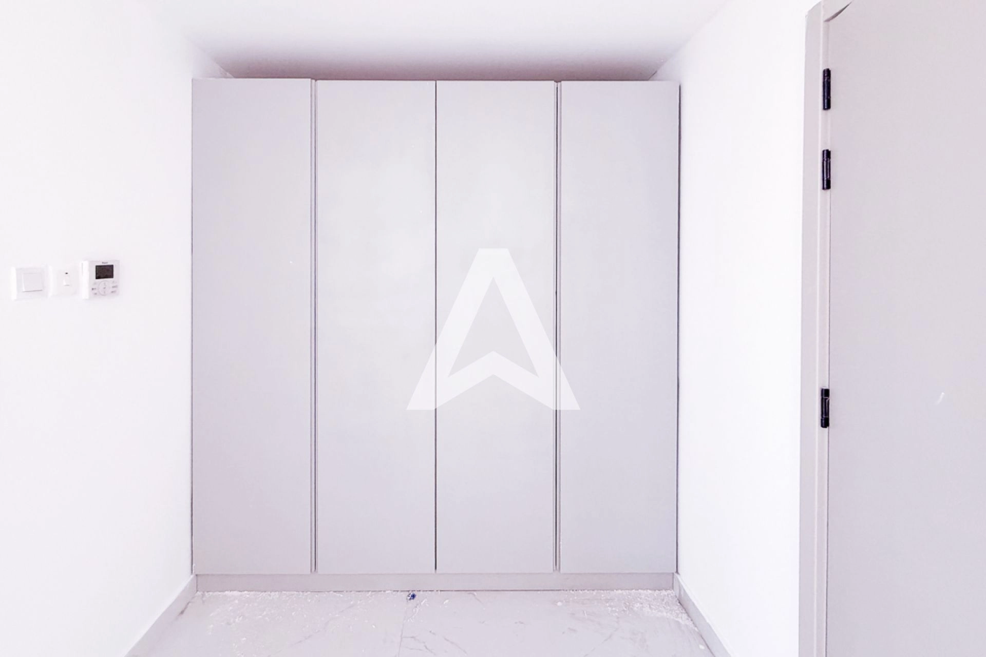 Displayed image from the thumbnail slider