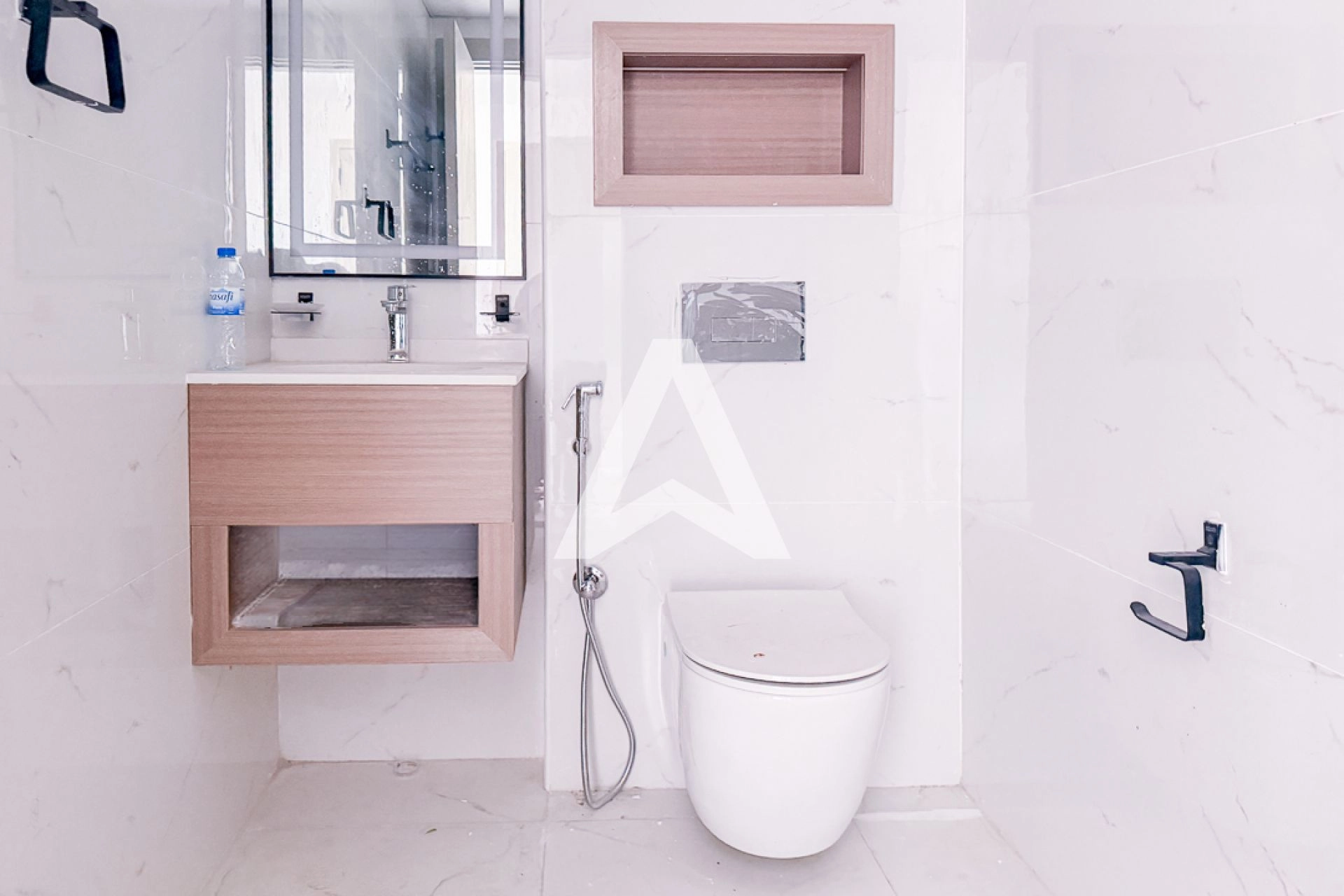 Displayed image from the thumbnail slider