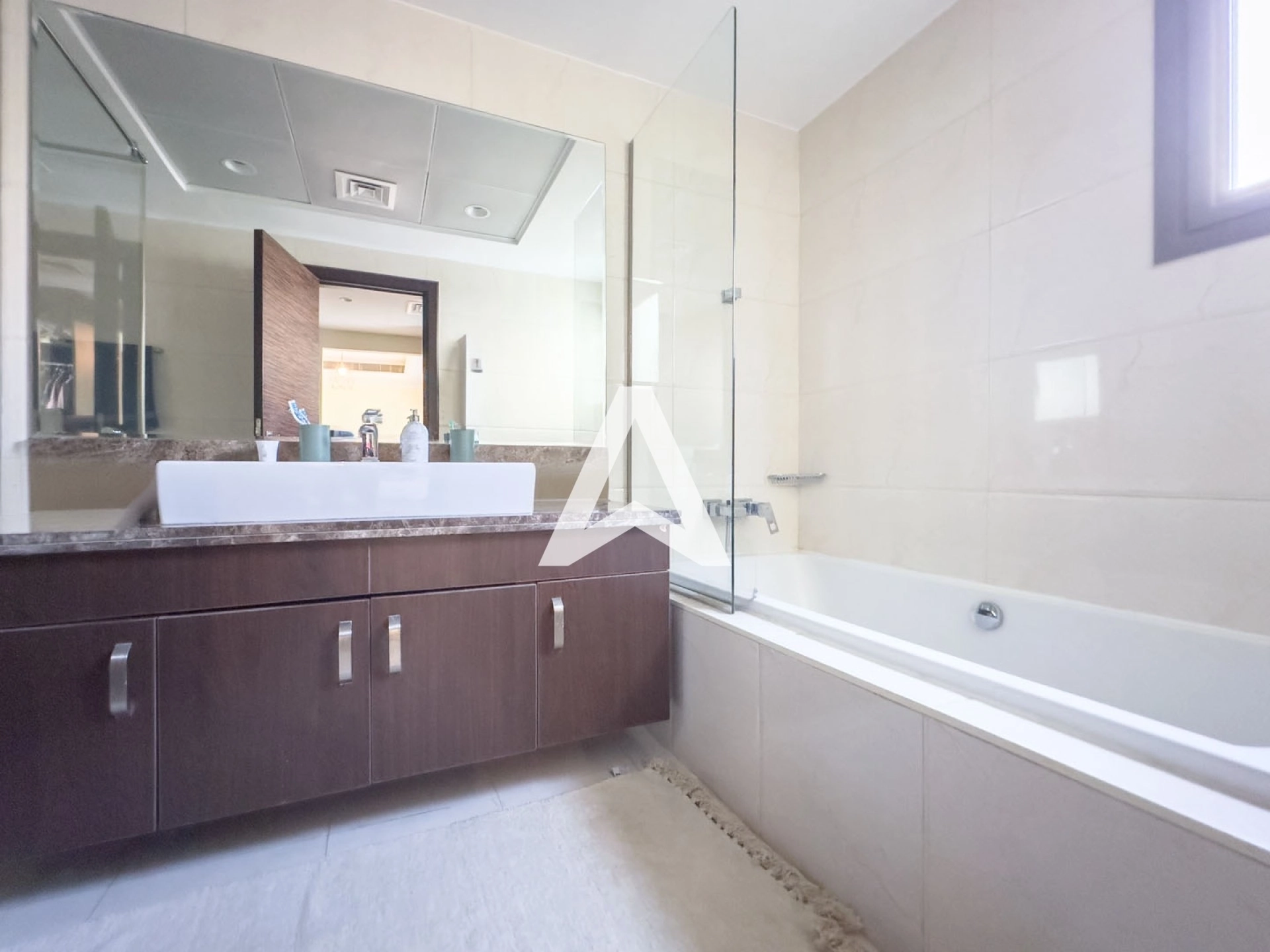 Displayed image from the thumbnail slider