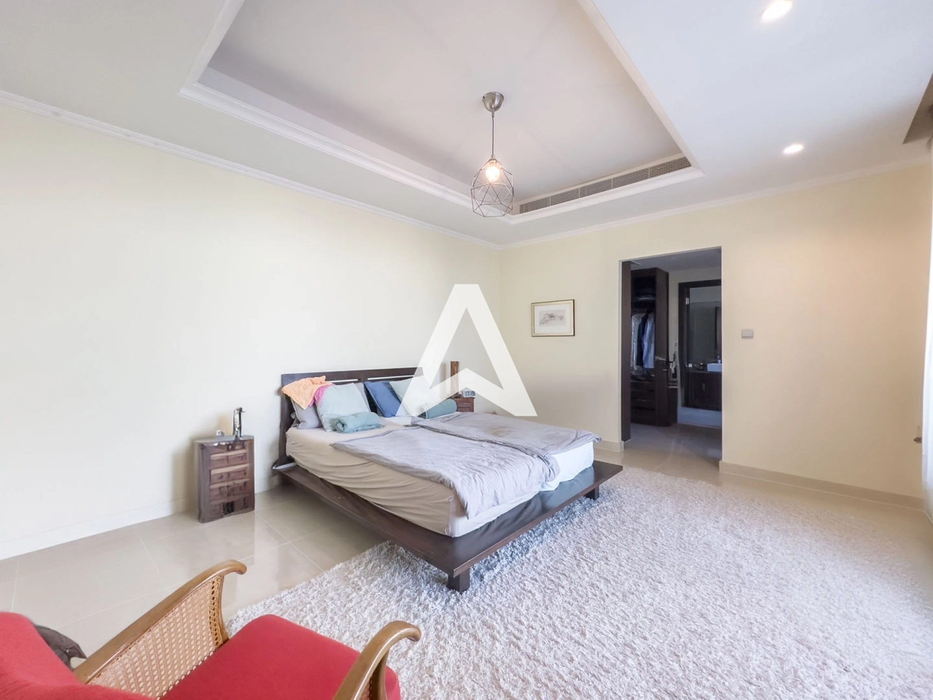 Displayed image from the thumbnail slider