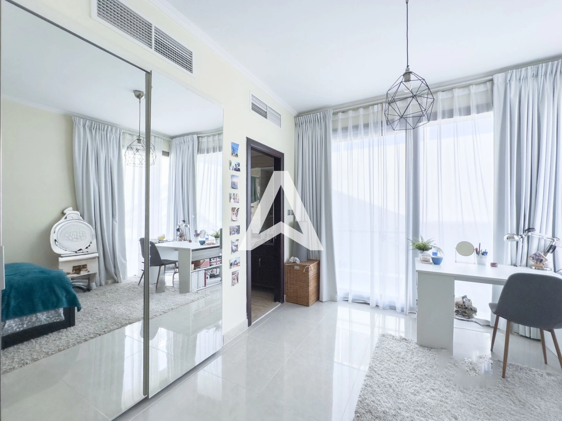 Displayed image from the thumbnail slider